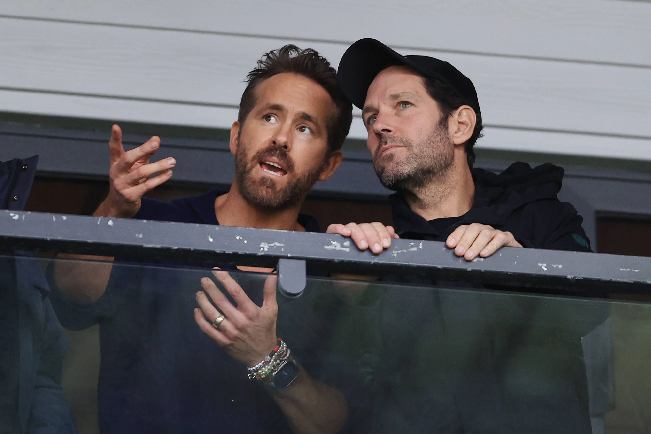 Reynolds zeigt Hollywood-Kollege Paul Rudd den britischen Fußball.