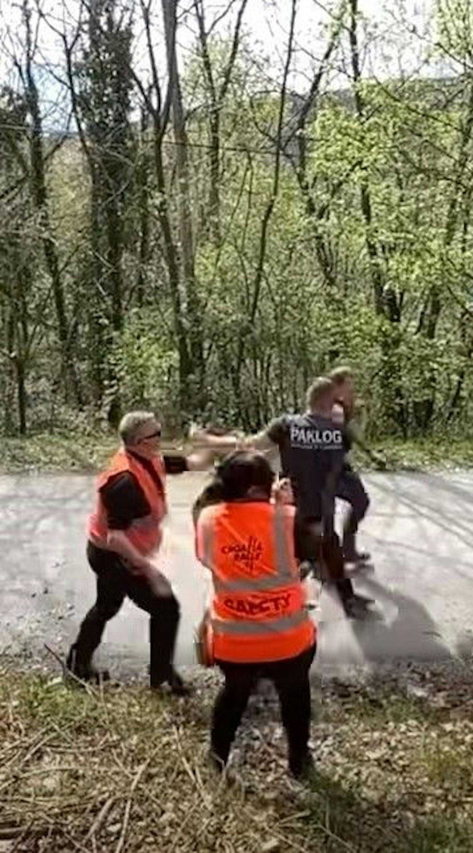 Ein Streit zwischen Fans eskalierte am Samstag bei der WRC Rallye komplett.