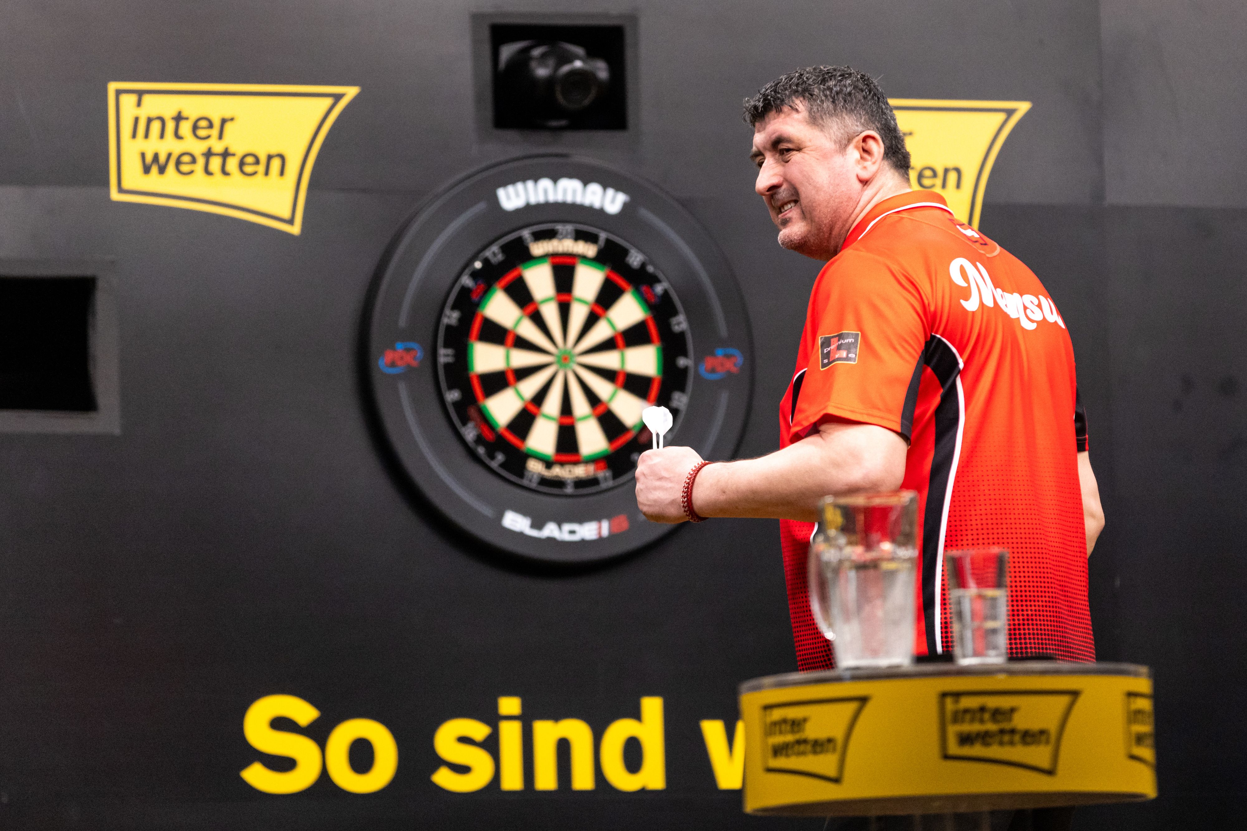 Mensur Suljovic bei der Abreit