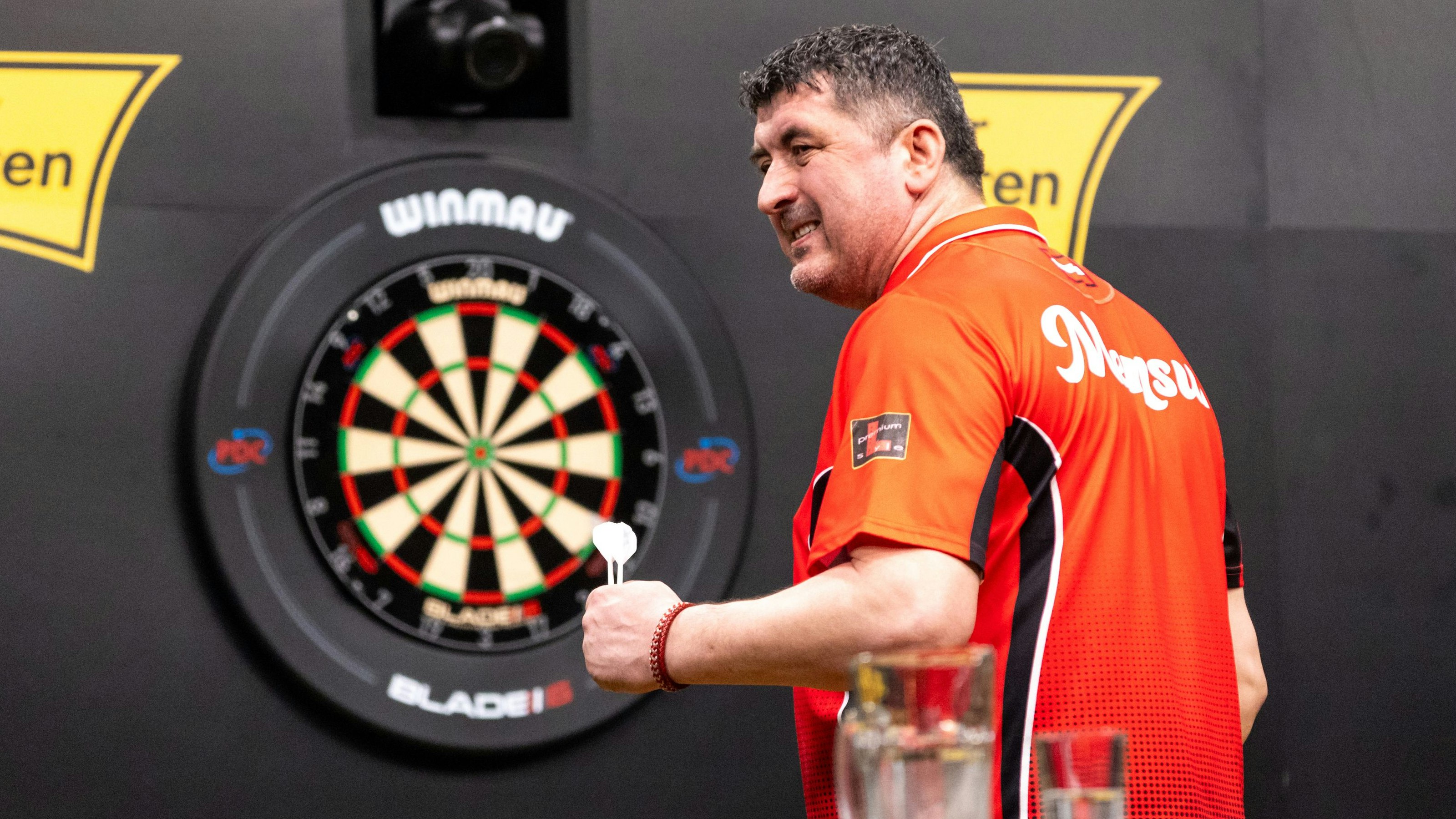Mensur Suljovic bei der Abreit