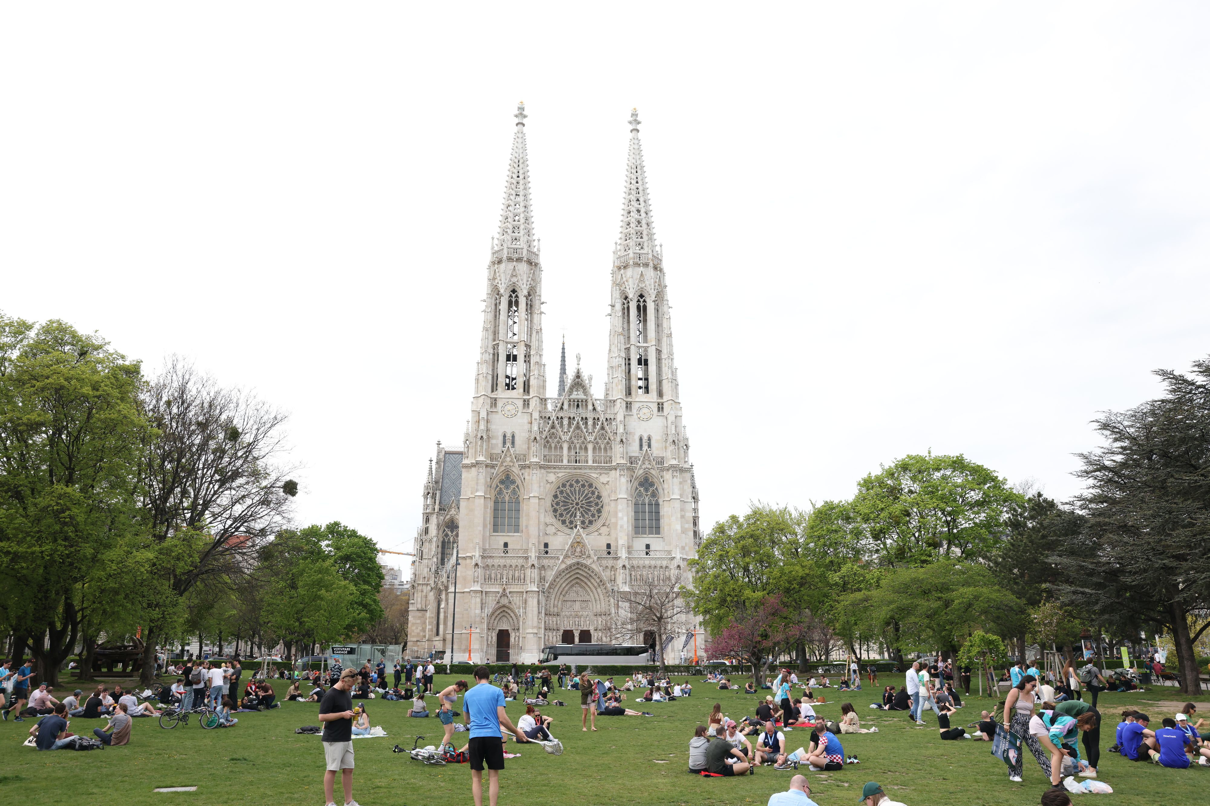 Wiener und Touristen können nun gleichsam die Votivkirche in voller Pracht bewundern. Denn: Die Bauarbeiten sind abgeschlossen.