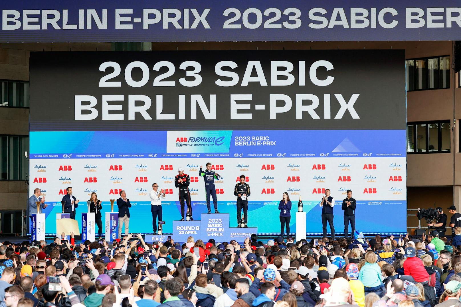 Störaktion in Berlin: Klima-Aktivisten der Letzten Generation blockierten die Formel-E-Weltmeisterschaft am 23. April 2024.