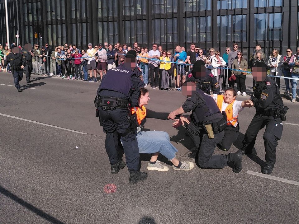 Klima-Kleber pickten sich beim Vienna City Marathon auf die Straße.