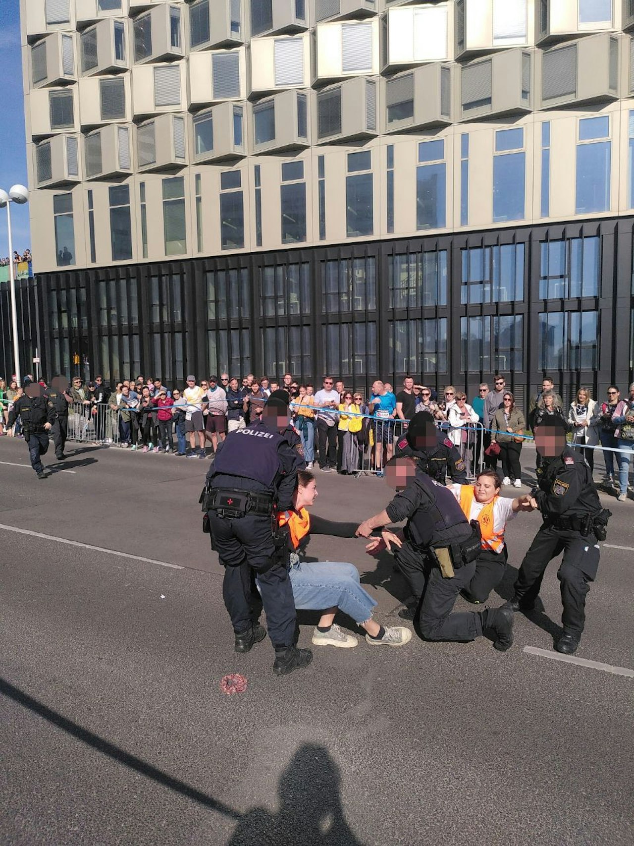Heute.at - Tumult – die Klima-Kleber blockieren Wiener Marathon