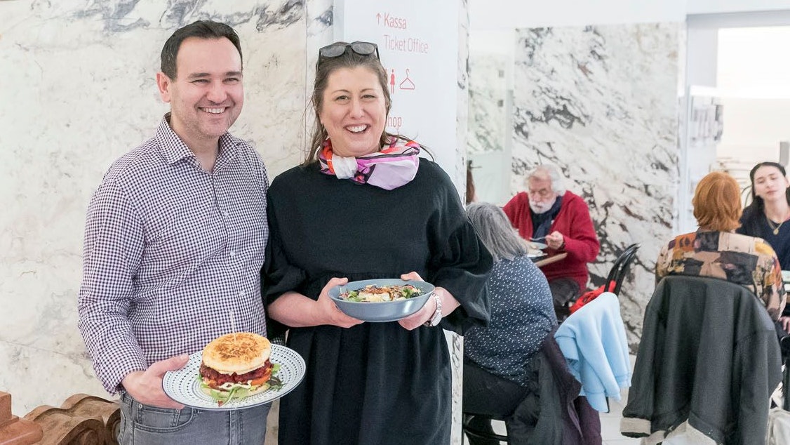 Bela und Nora Goldstein mit ihren Bestsellern: Dem Rote-Rüben-Burger und dem gegrillten Ziegenkäse