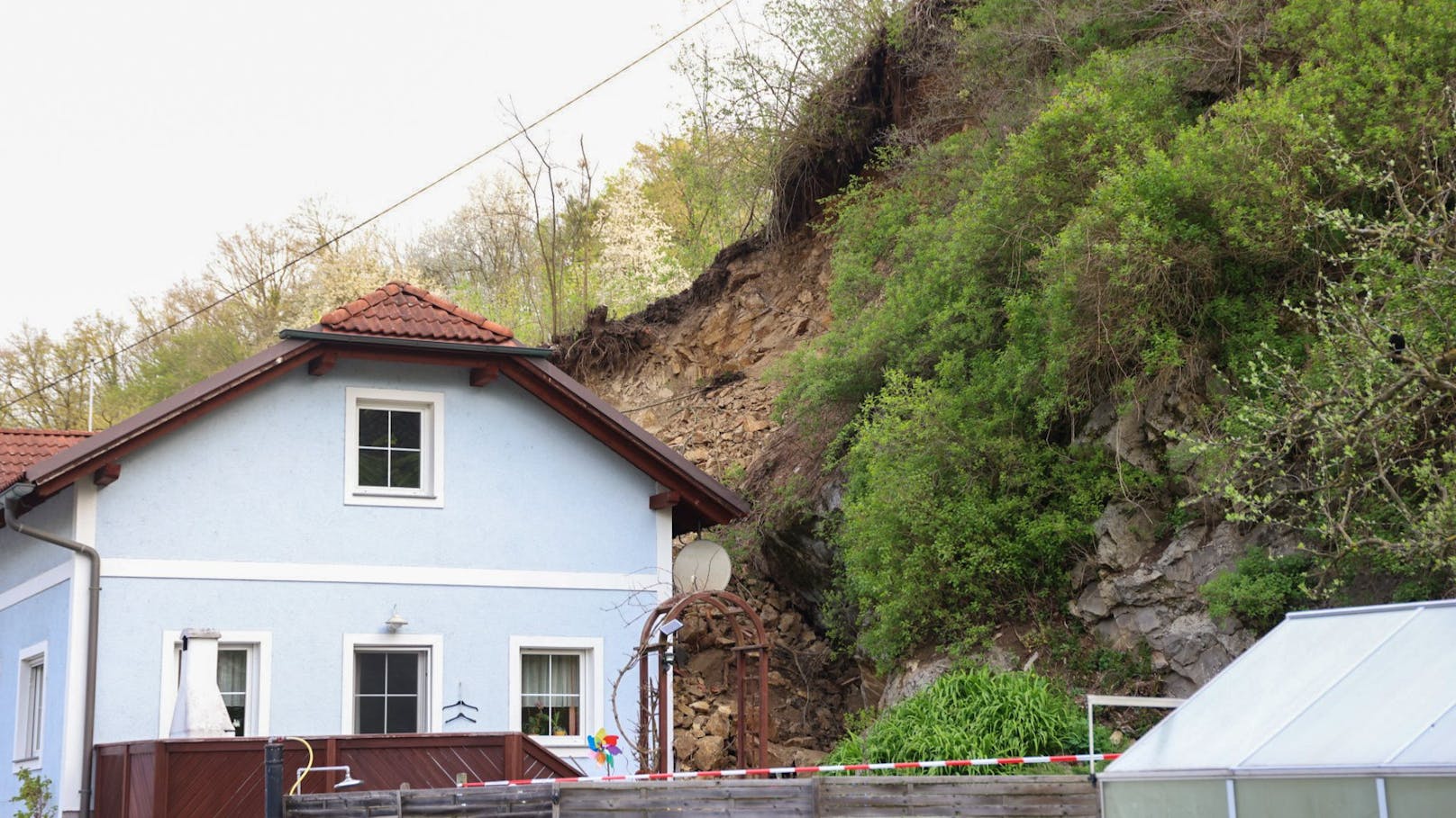"Betreten verboten" – Haus nach Felssturz gesperrt