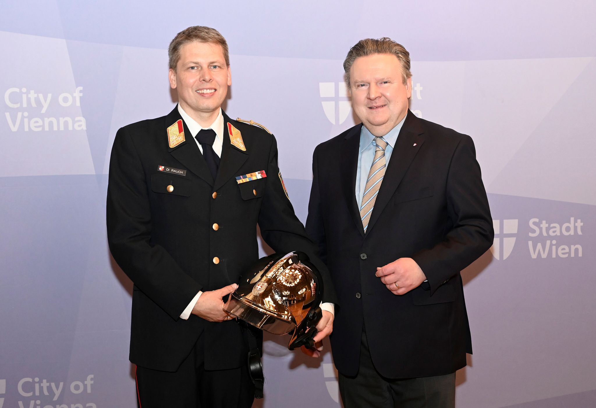 Der neue Branddirektor Mario Rauch mit Bürgermeister Michael Ludwig.
