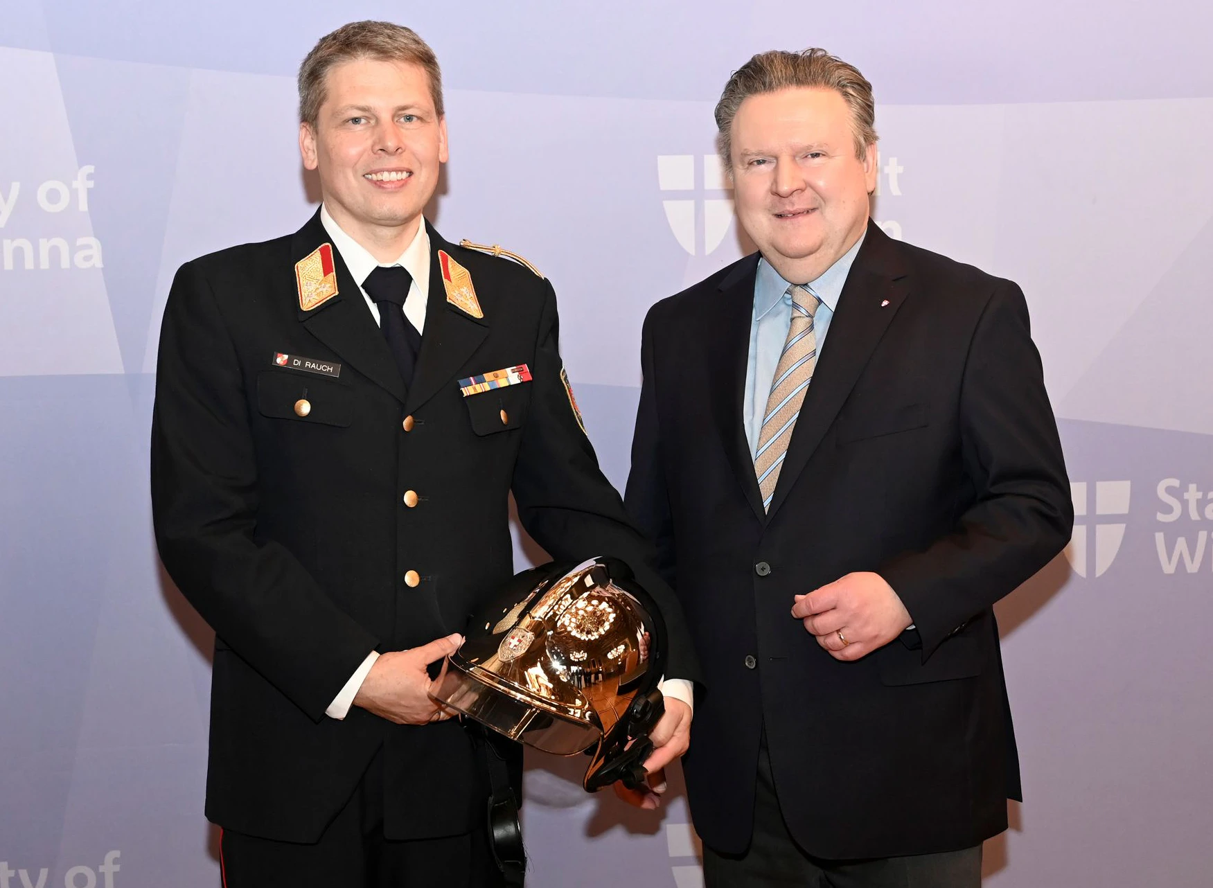 Der neue Branddirektor Mario Rauch mit Bürgermeister Michael Ludwig.