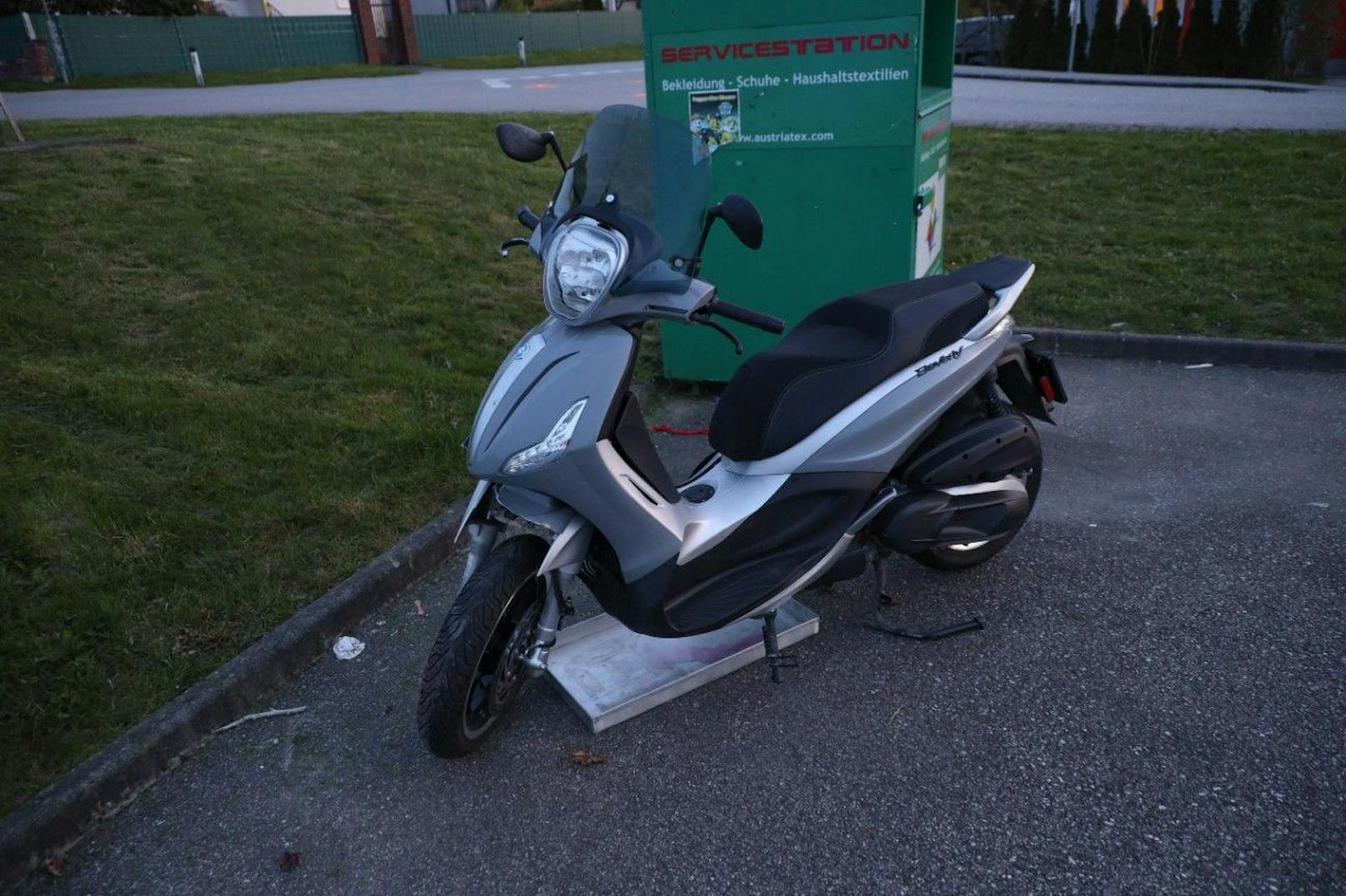 Auch das Moped wurde in Mitleidenschaft gezogen.