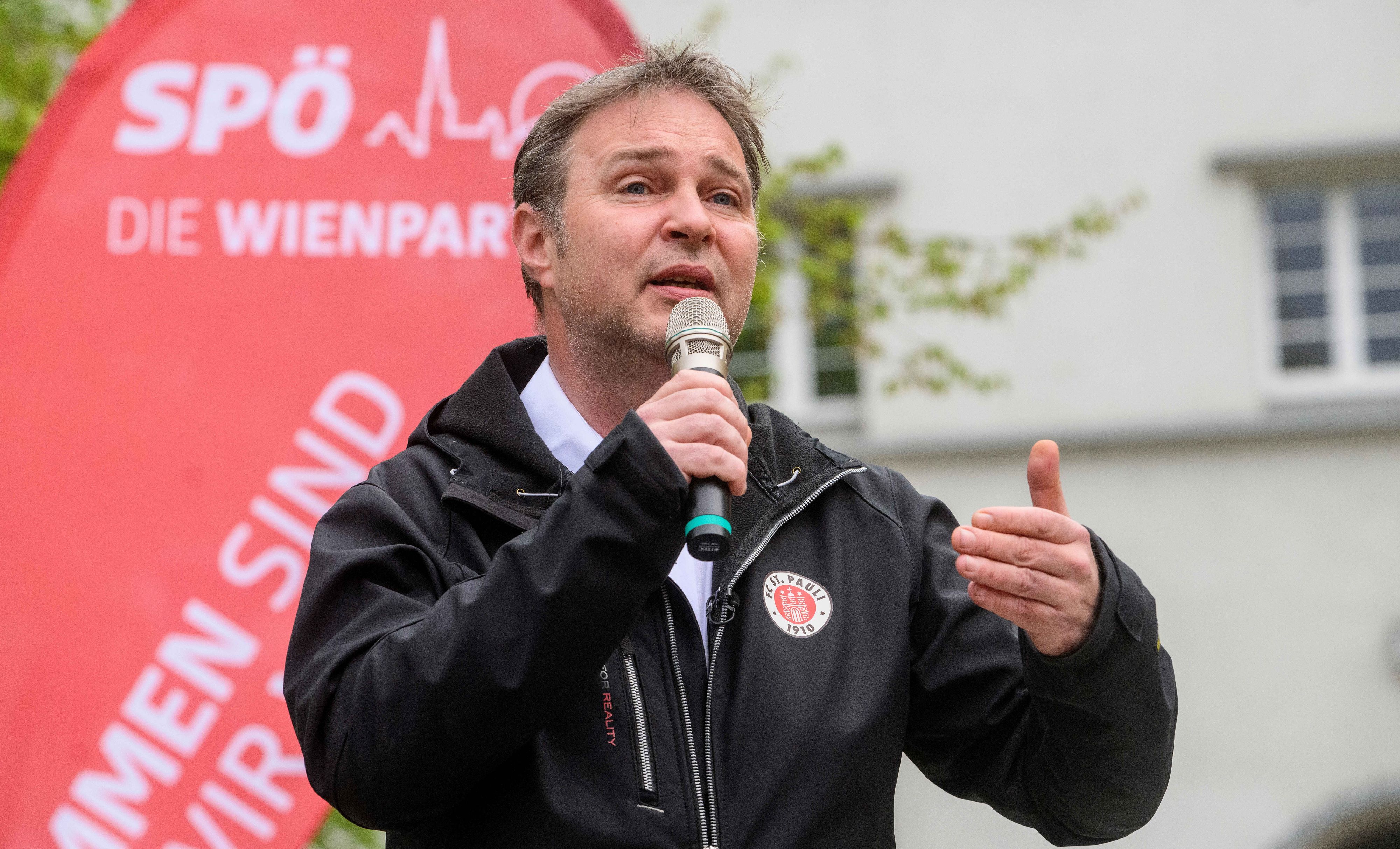 Andreas Babler bei seiner Basistour in Wien 