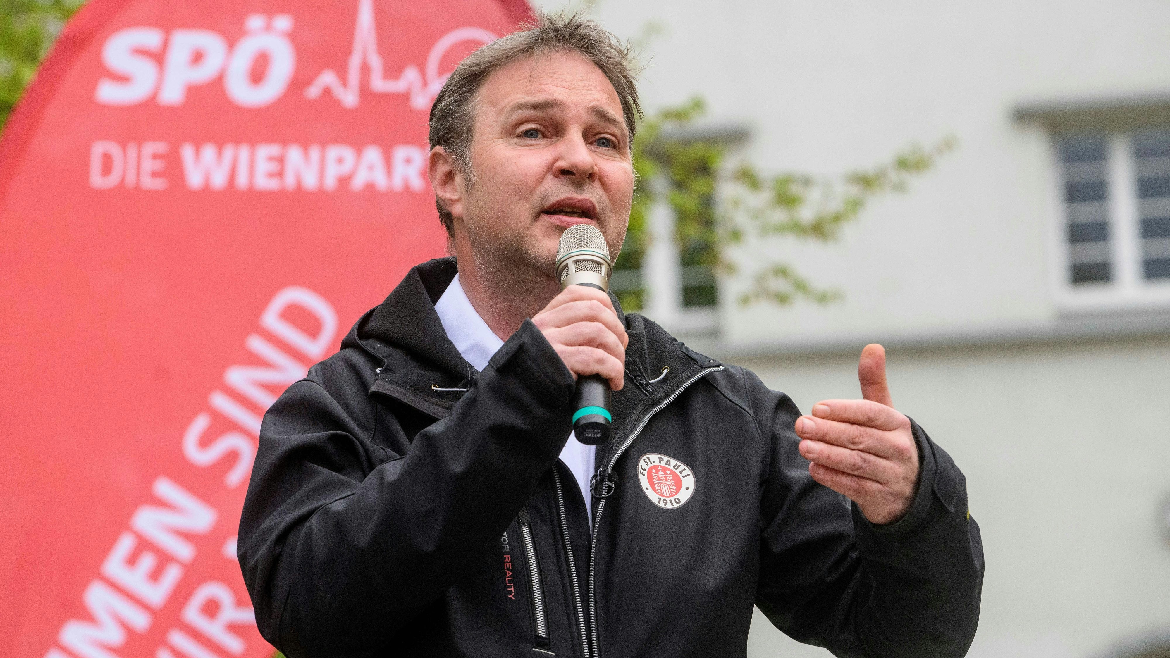 Andreas Babler bei seiner Basistour in Wien 