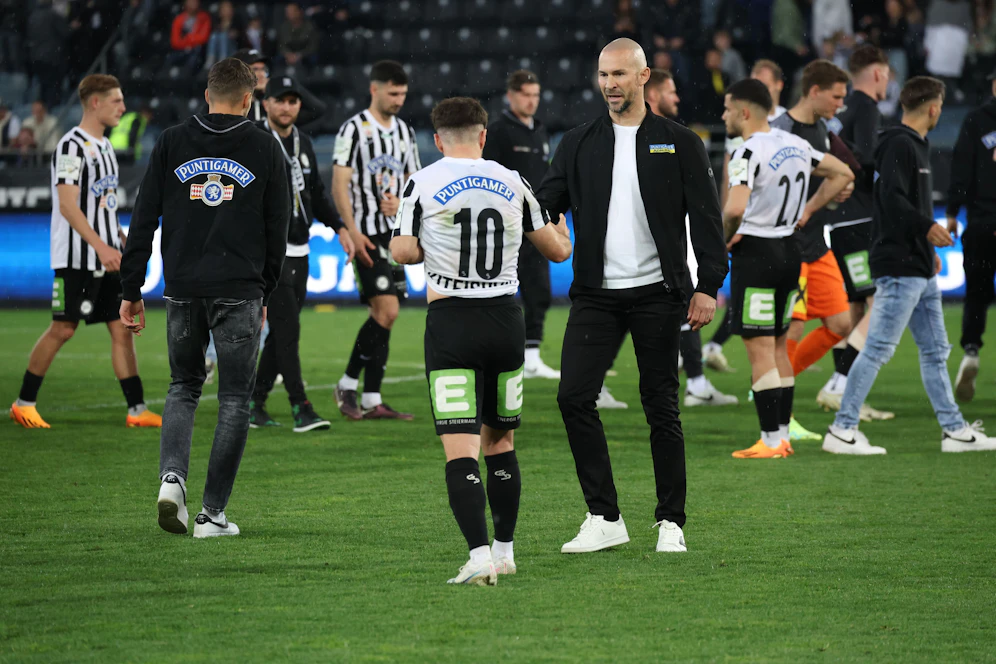 Christian Ilzer tröstet sein Team.