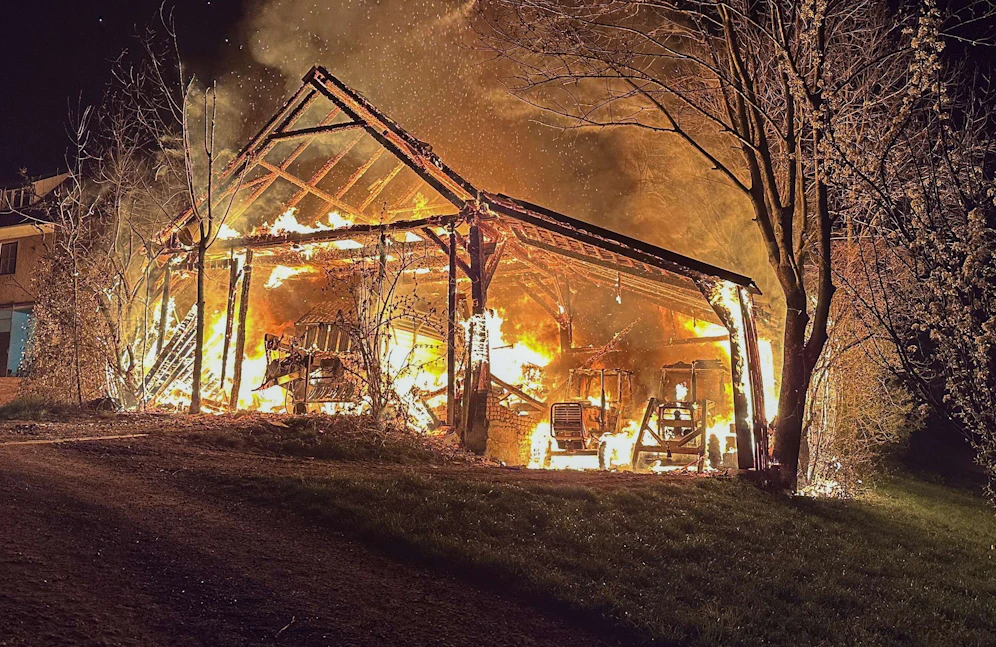 Großbrand im Bezirk Scheibbs: Eine Scheune stand in Flammen, mehrere landwirtschaftliche Fahrzeuge waren darin gelagert.