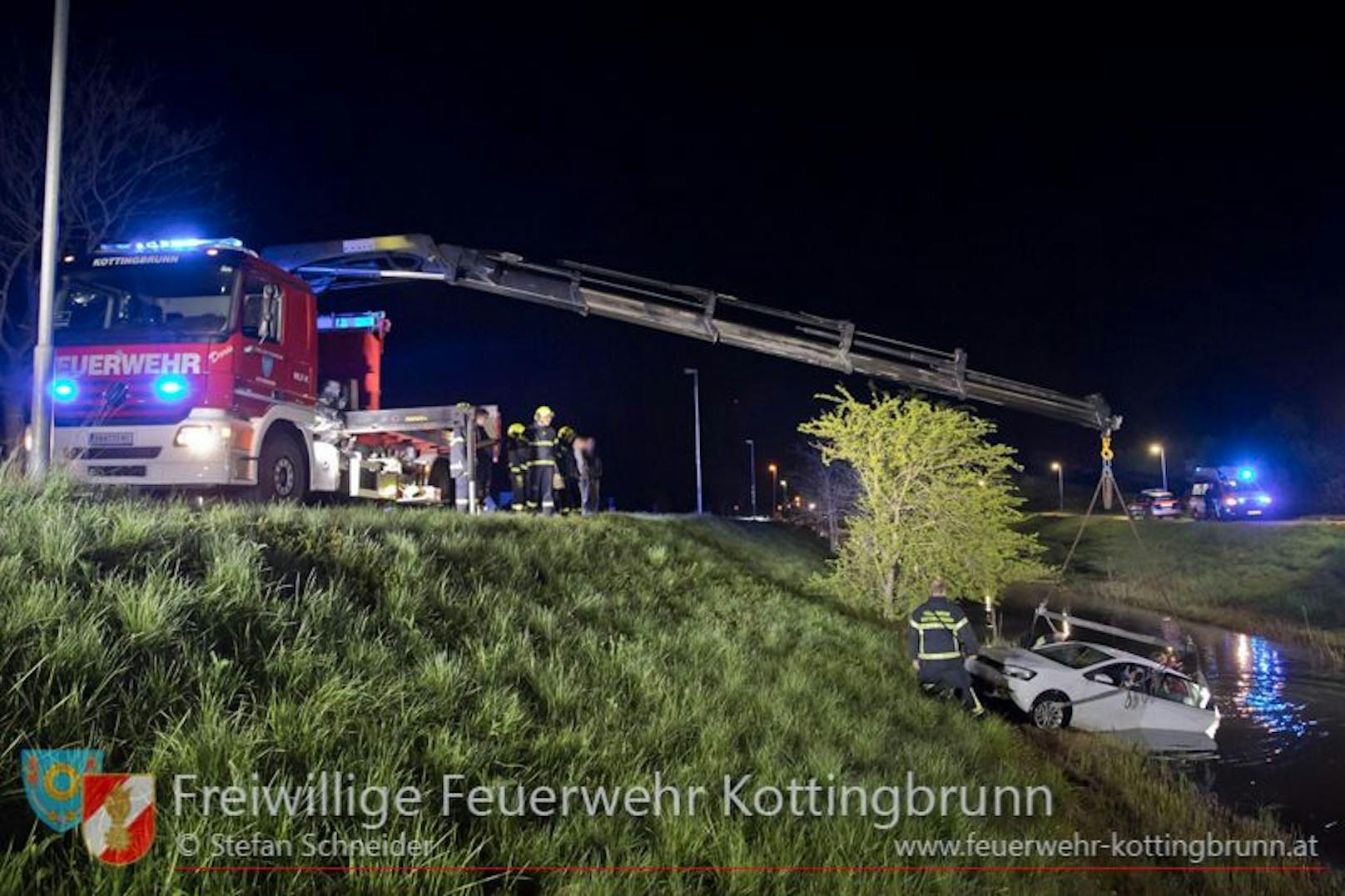 Die Feuerwehr Kottingbrunn barg das Auto aus dem Kanal.