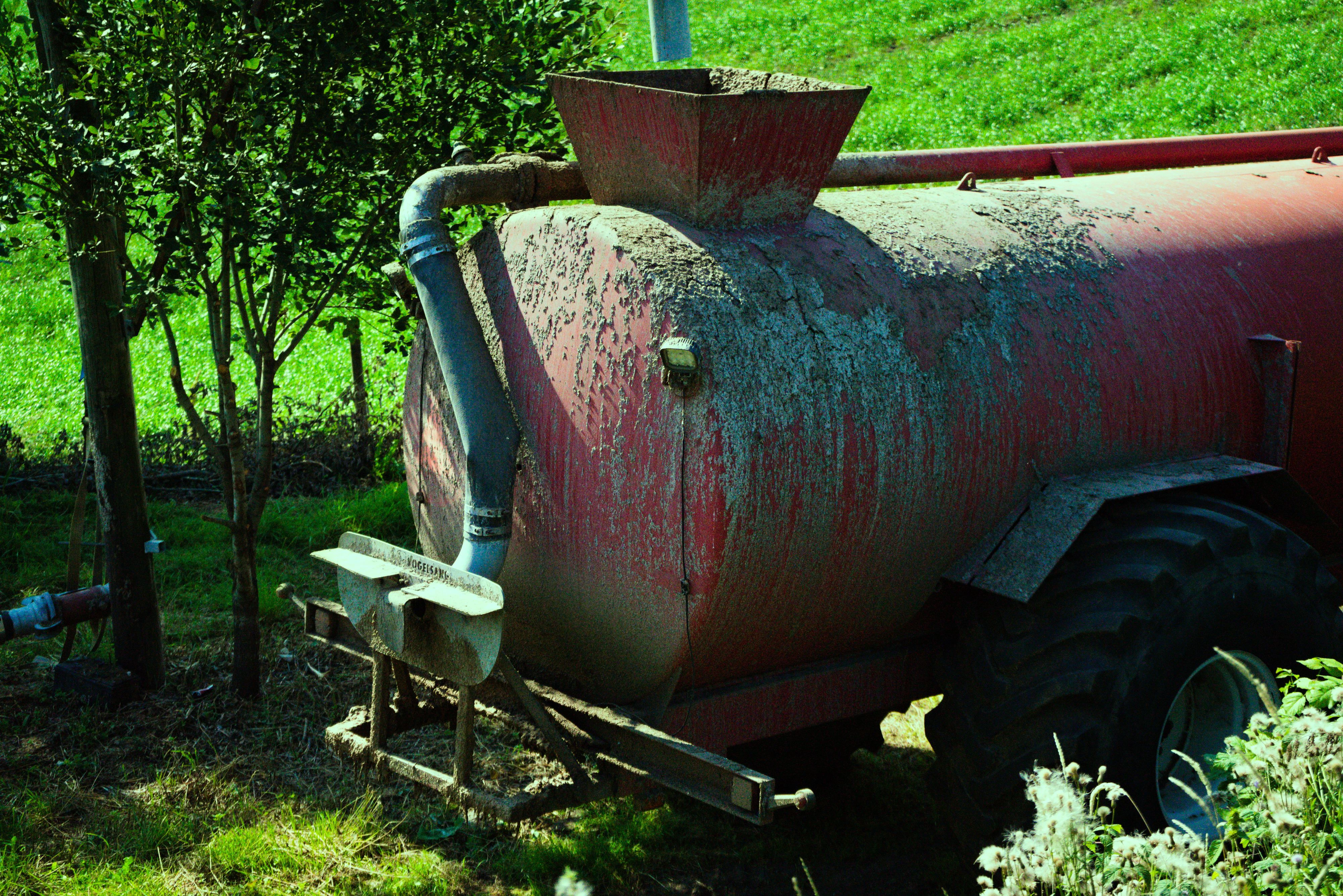 Ein Traktor mit Güllefass verteilte Fäkalien.