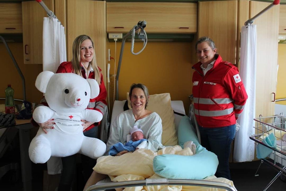 Der kleine Markus (hier in den Armen von Mama Brigitte) mit den Sanitäterinnen Margarita Kopp (l.) und Michaela Popp (r.)