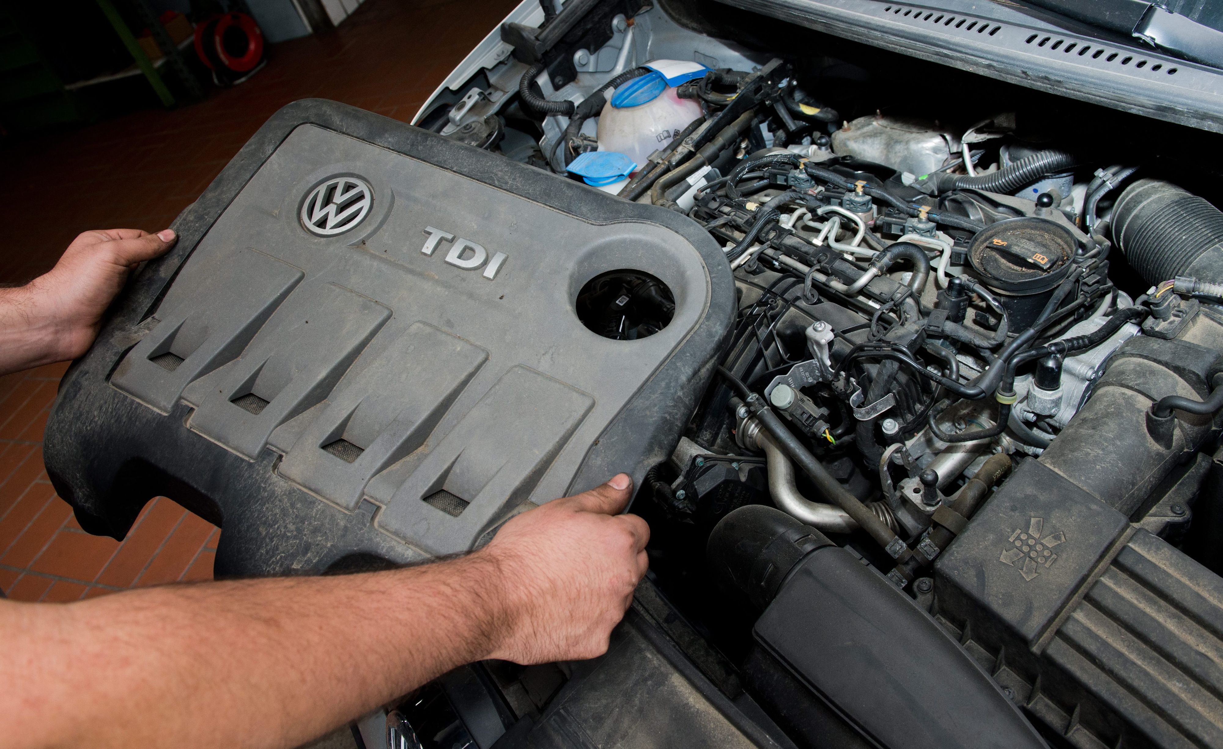 Download von www.picturedesk.com am 23.04.2023 (17:54).  epa04988442 (FILE) A file picture dated 08 October 2015 shows an automobile service technician holding the cover panel in front of a 2.0l TDI type EA189 diesel engine in an auto repair shop in Hanover, Germany. An emissions-cheating scandal affecting 11 million Volkswagen cars worldwide widened on 22 October 2015 as Europe's biggest carmaker said it is investigating whether a second type of engine had cheating software installed. So far, the crisis has revolved around EA 189 diesel engines in Volkswagen, Audi, Seat and Skoda cars and vans. The company is now looking at the earliest versions of the EA 288 engine introduced in 2012 as a successor to the EA 189, a spokesman said. EPA/JULIAN STRATENSCHULTE - 20151008_PD19149 - Rechteinfo: Rights Managed (RM)