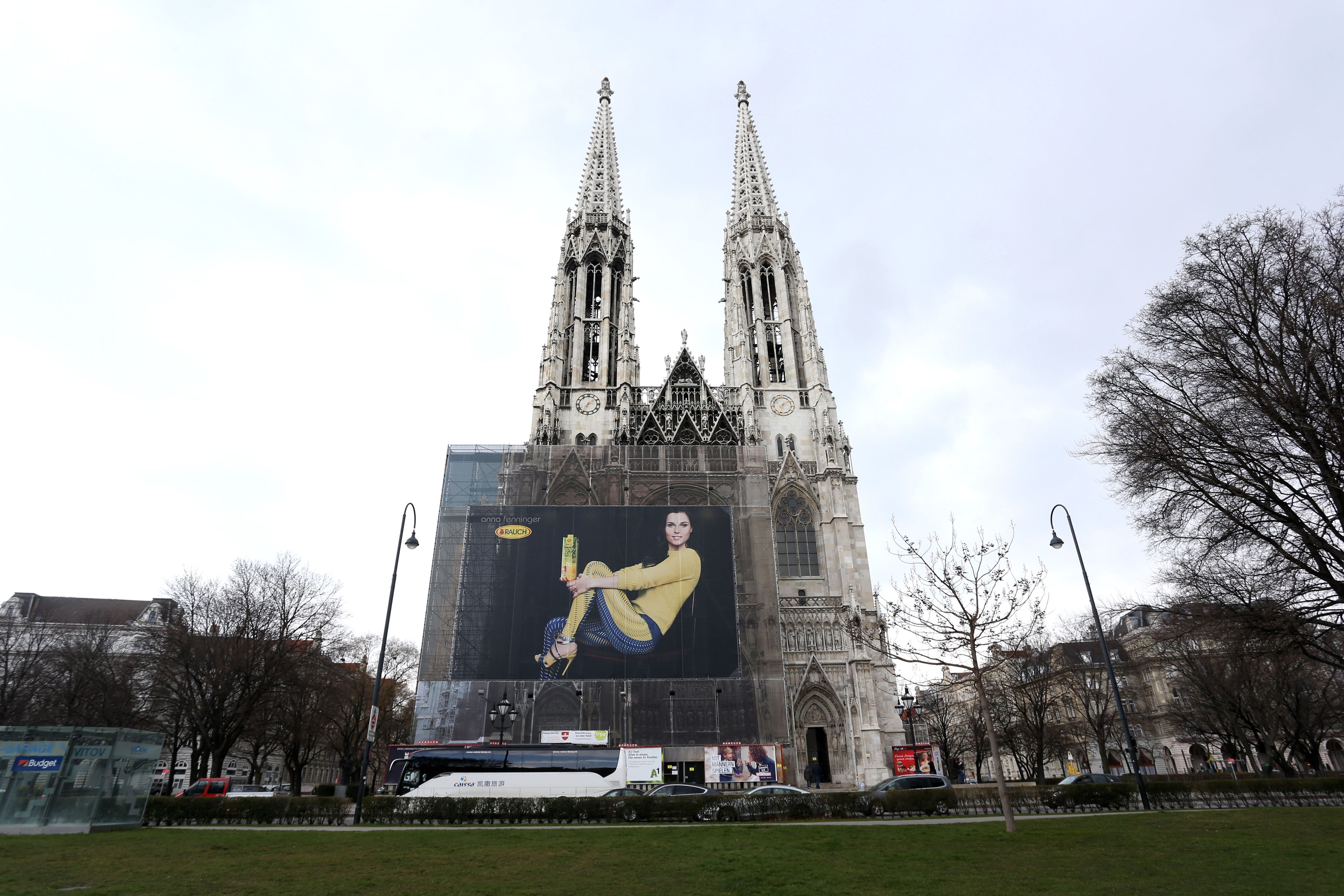 So sah die Kirche in den letzten Jahren aus. Das Werbebanner wurde vielfach diskutiert.