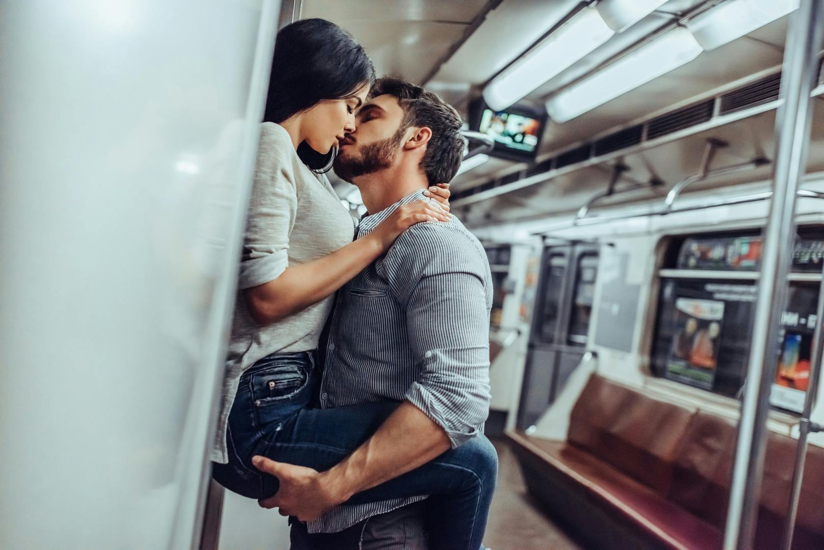 Pärchen hat im Zug Sex vor Fahrgästen, muss vor Gericht
