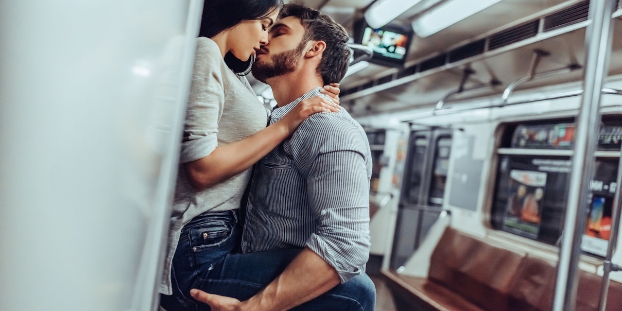 пара в метро