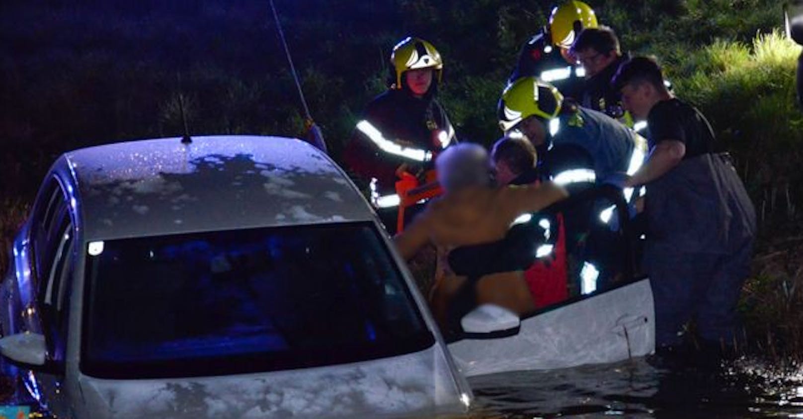 Die Feuerwehr befreite die Lenkerin aus dem Wagen.