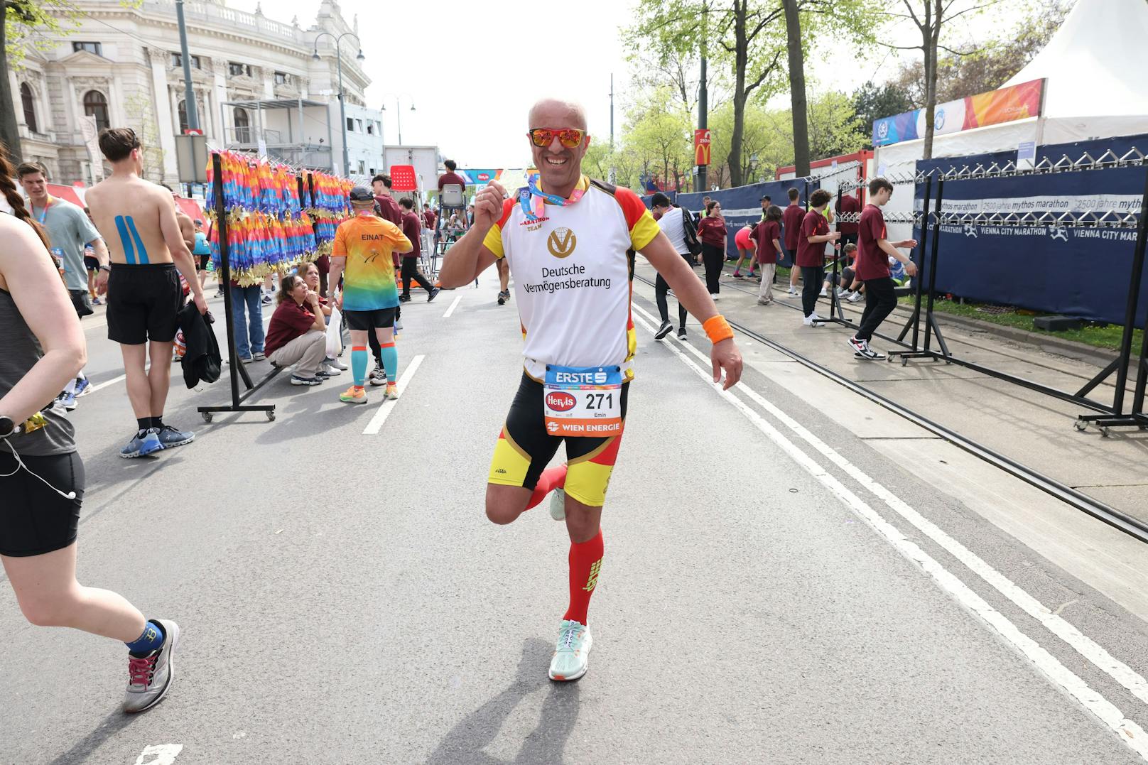 Emin da Silva hüpfte die Halbmarathon-Distanz rückwärts auf einem Bein.