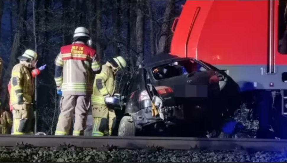 Am Sonntagmorgen starben drei Menschen in der Nähe von Hannover, als ihr Auto von einem Zug erfasst wurde.