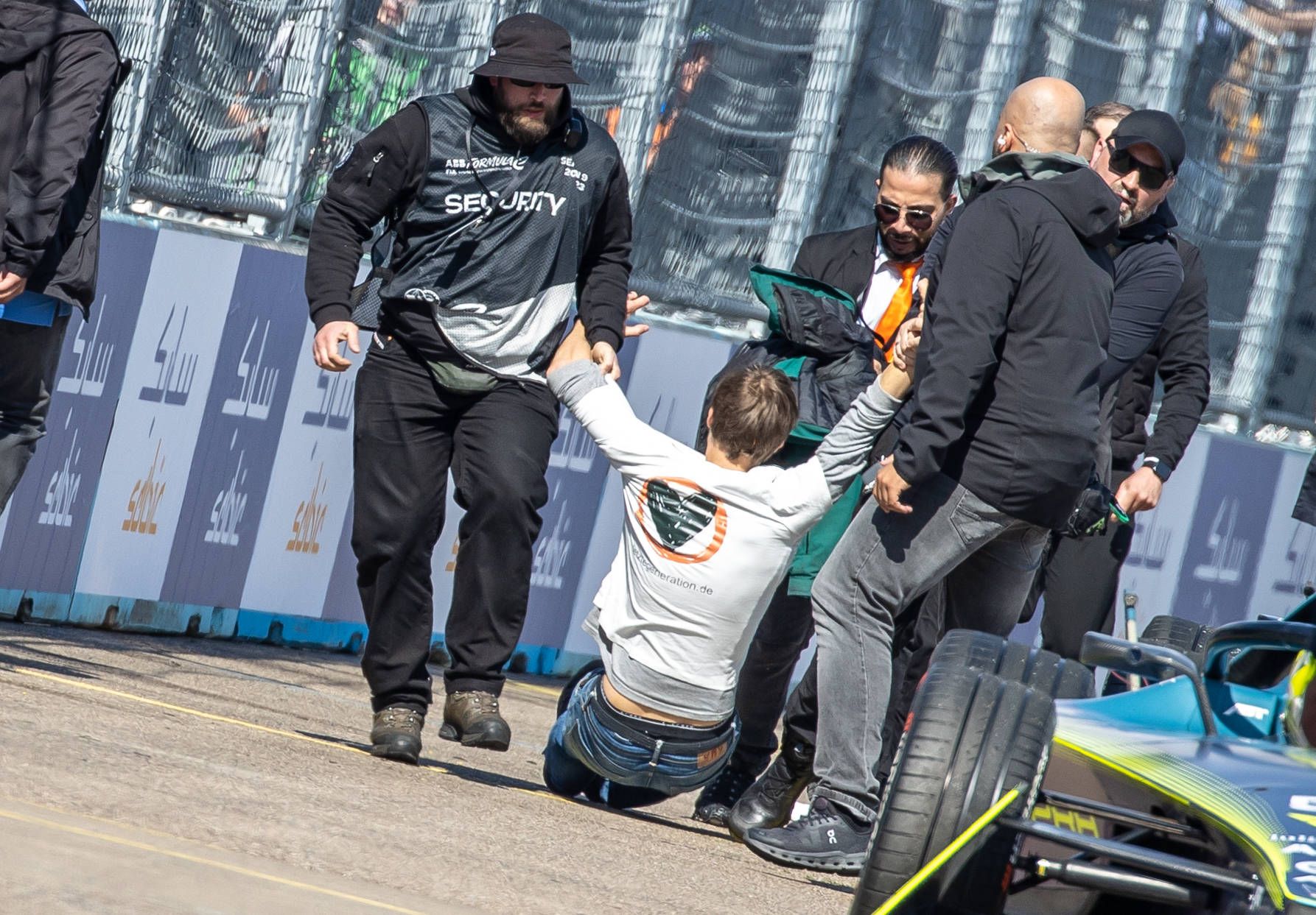 Störaktion in Berlin: Klima-Aktivisten der Letzten Generation blockierten die Formel-E-Weltmeisterschaft am 23. April 2024.