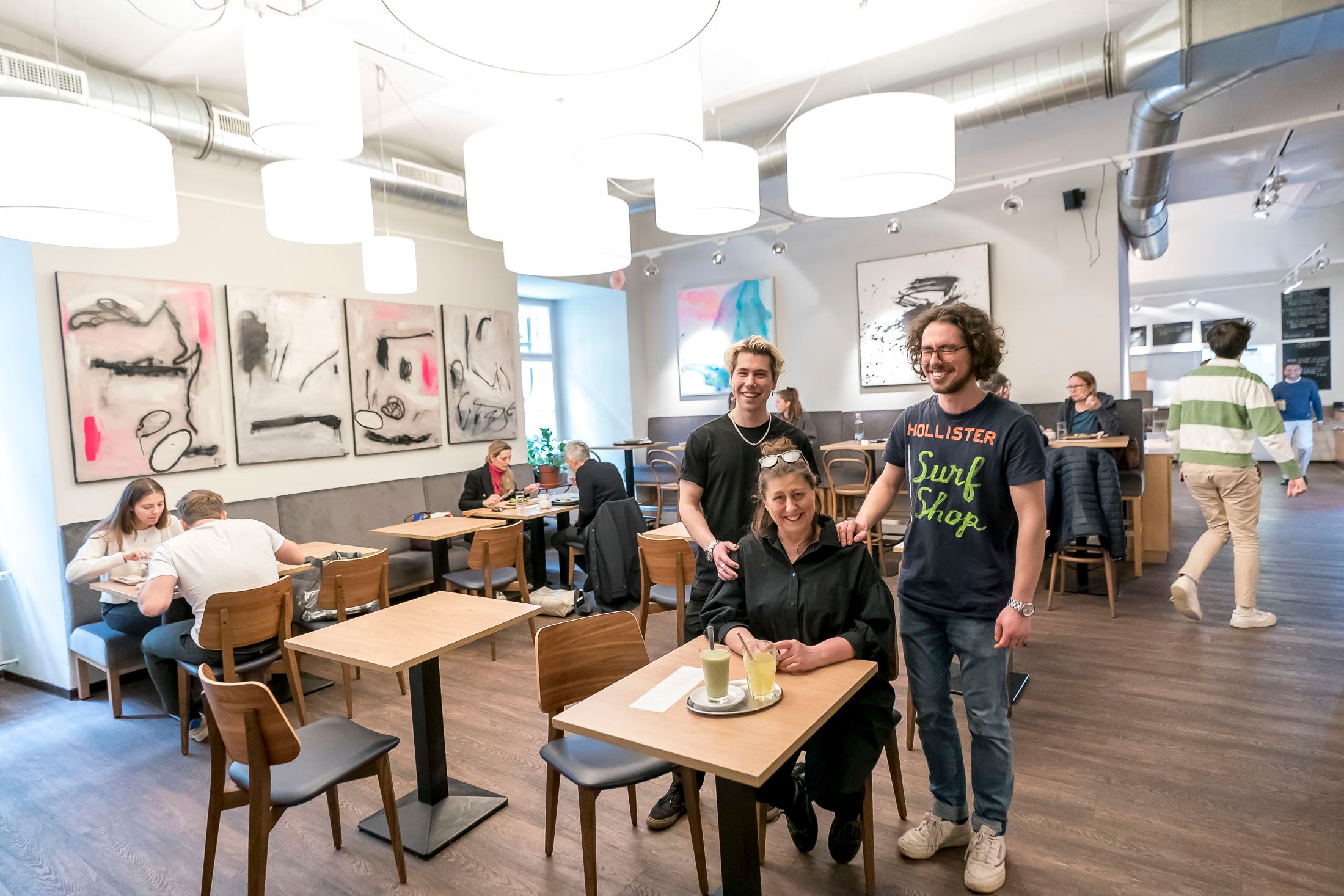 Herzliches Familienunternehmen: Nora Goldstein mit ihren beiden Söhnen, die in ihrer Freizeit engagiert im Service helfen.