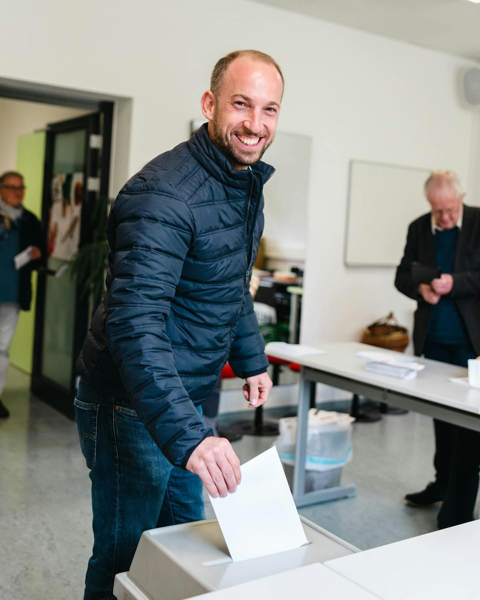 "Jetzt ist wirklich alles erledigt. Egal, wie es heute ausgeht: Danke für alles!", sagt der SPÖ-Kandidat David Egger nach der Stimmabgabe.&nbsp;