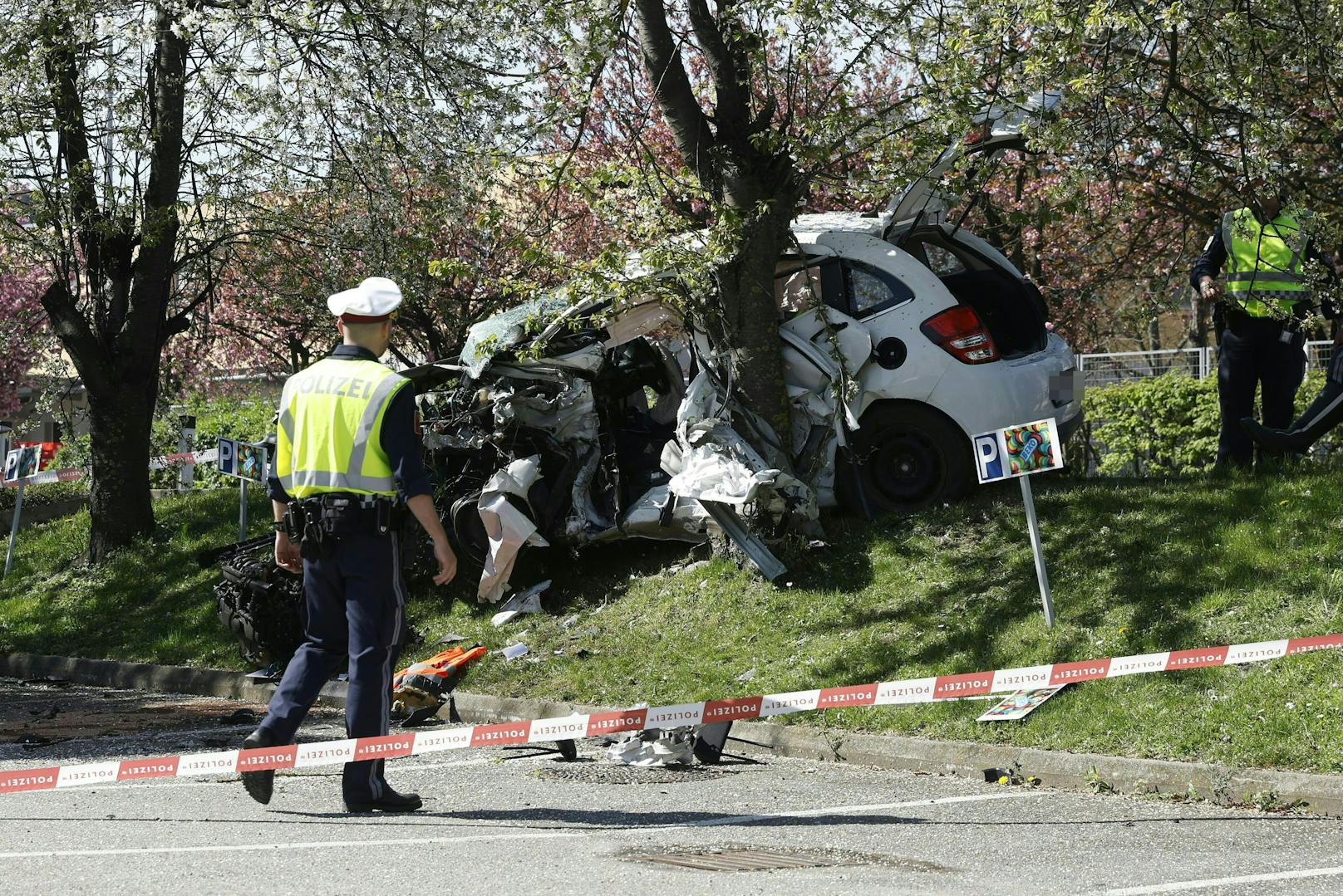 In Graz ist Samstagfrüh, 22. April 2023, eine Frau bei einem Gewaltverbrechen getötet worden. Tatverdächtig ist ihr Lebensgefährte, der offenbar bei der Flucht in der Nähe des Tatortes einen Verkehrsunfall verursachte, bei dem der Unfallgegner ums Leben kam. Im Bild: Die Unfallstelle.