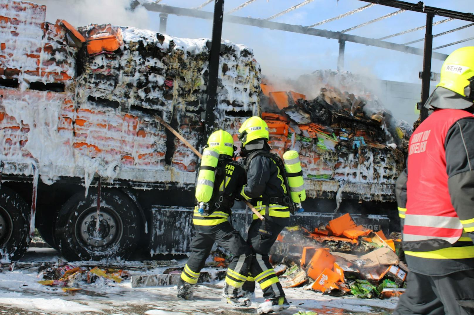 Die Feuerwehr bekämpfte den Brand mit Löschschaum.