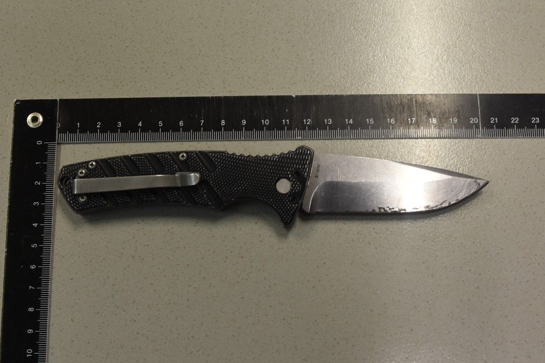 Einer der flüchtenden Männer soll mit diesem Messer gedroht haben.