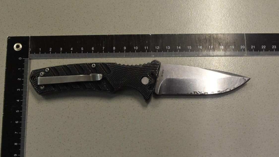 Einer der flüchtenden Männer soll mit diesem Messer gedroht haben.
