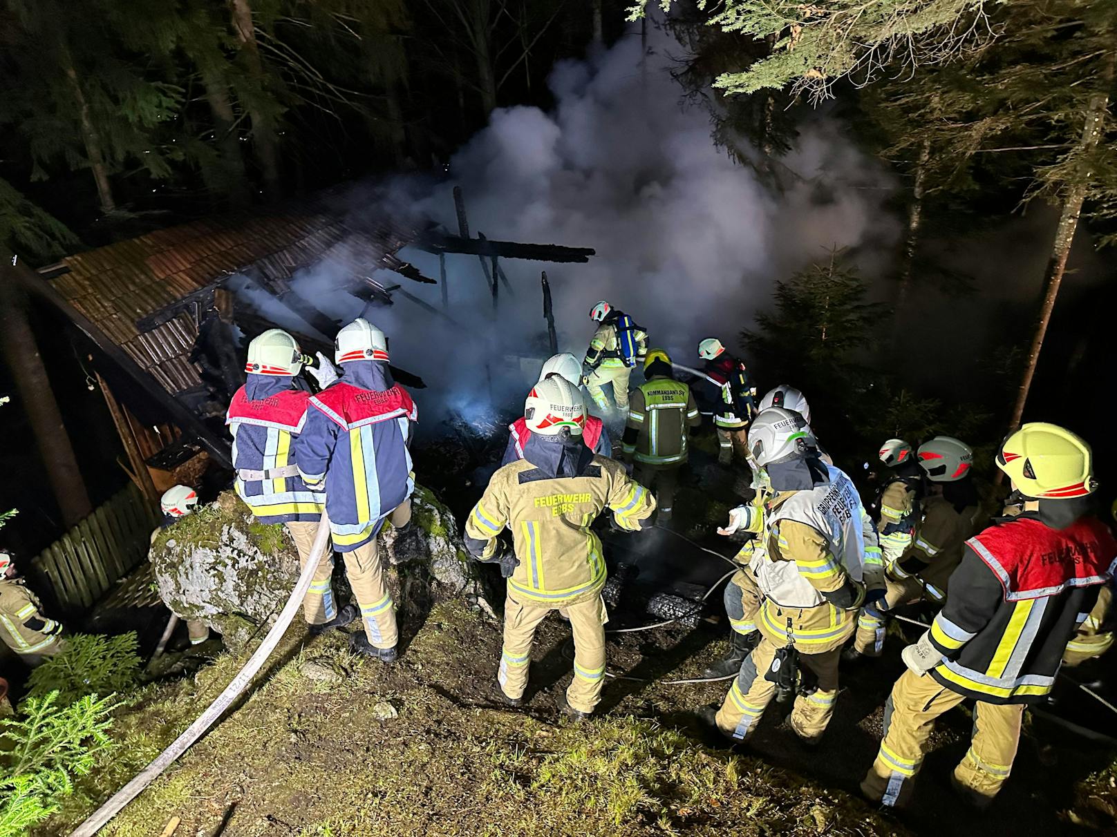 Gleich vier Feuerwehren waren mit einem Vollbrand einer Jagdhütte oberhalb von Ebbs (Bezirk Kufstein) Sonntagabend beschäftigt.