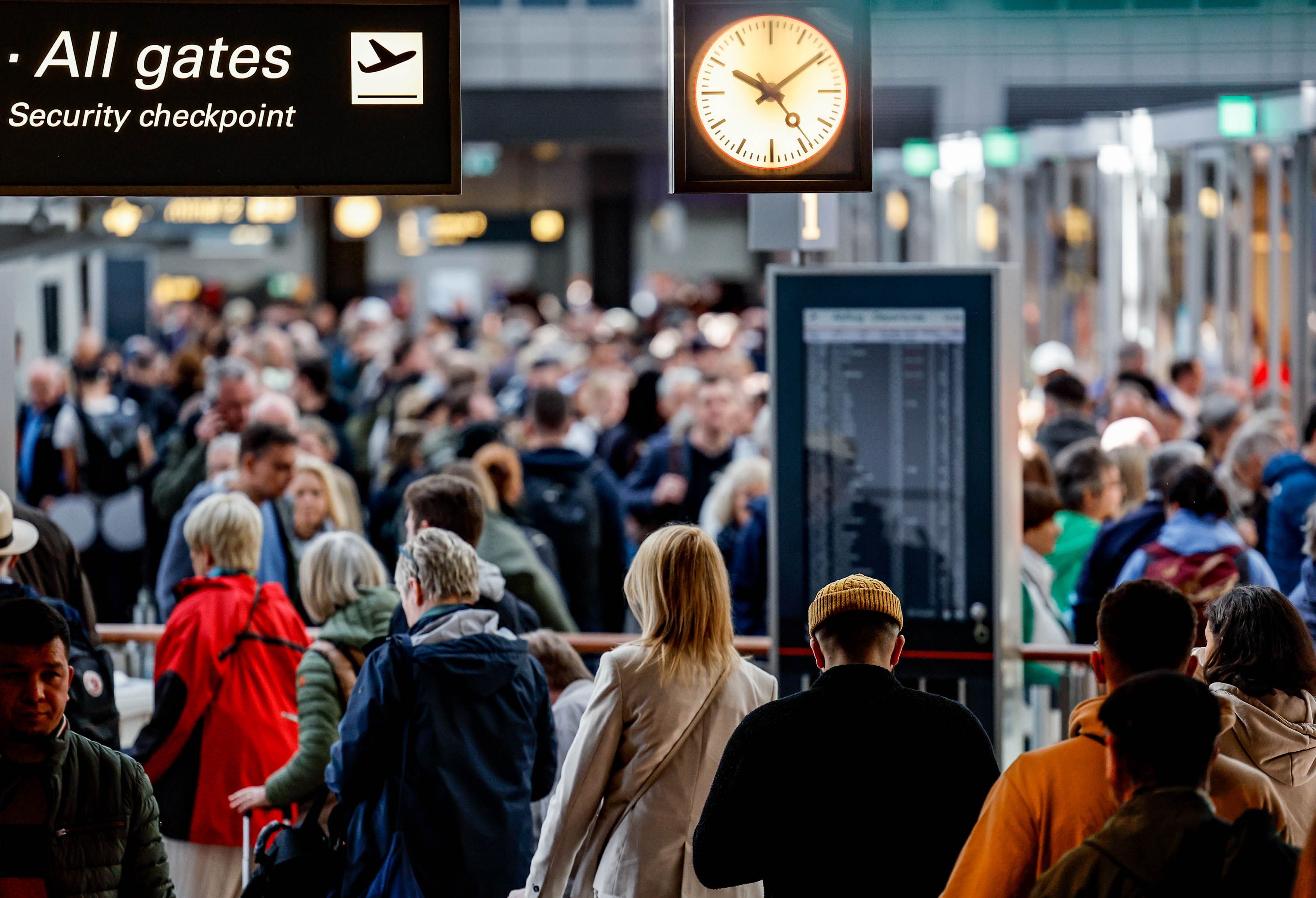 Nach dem Warnstreik am Hamburger Flughafen haben sich lange Schlangen vor dem Einlass zum Sicherheits-Check gebildet.