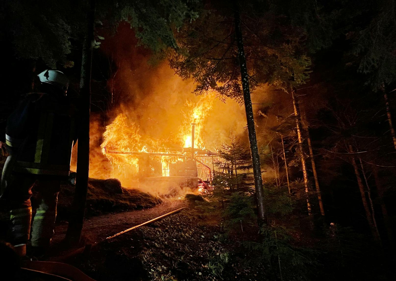 Gleich vier Feuerwehren waren mit einem Vollbrand einer Jagdhütte oberhalb von Ebbs (Bezirk Kufstein) Sonntagabend beschäftigt.
