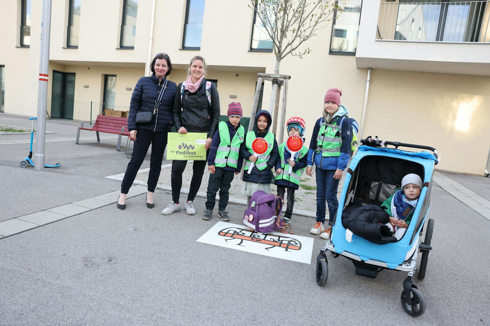 Schuldirektorin Ursula Zemann (li). unterstützt das Projekt. Bezirksrätin Marianne Schiel-Koren begleitet die Kinder zur Schule.