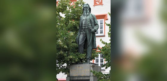 Stein des Anstoßes: Das Denkmal für den Dichter Franz Stelzhamer in Ried im Innkreis. Er verfasste den Text zur Landeshymne.