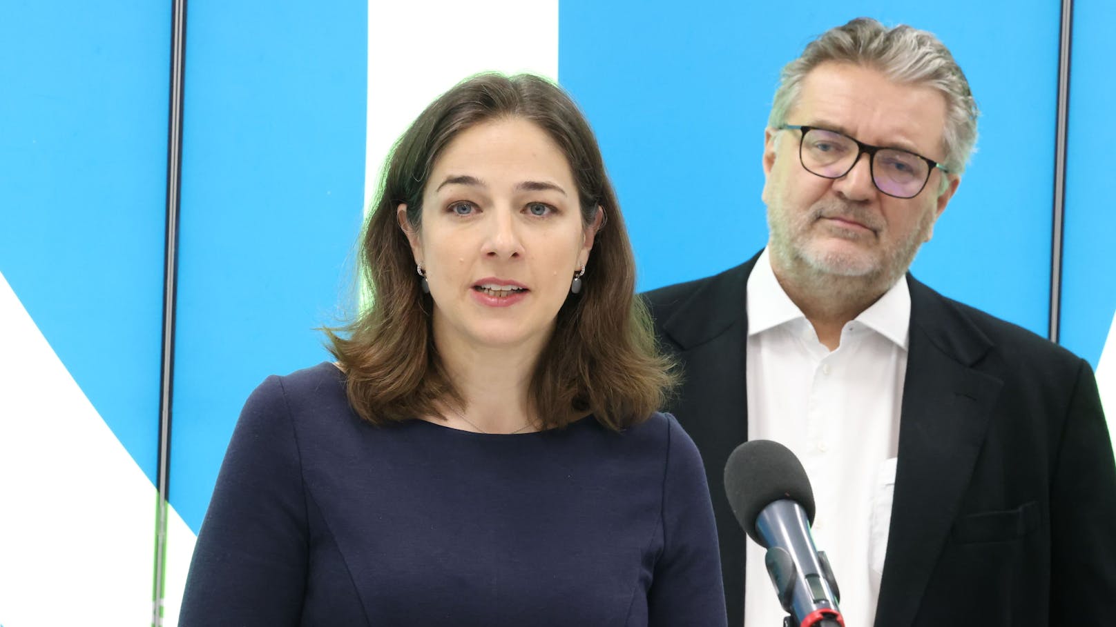 Die neue Leiterin des Diabetikerzentrums am Wienerberg Johanna Brix mit Gesundheitsstadtrat Peter Hacker (SPÖ) zur Eröffnung des neuen Zentrums