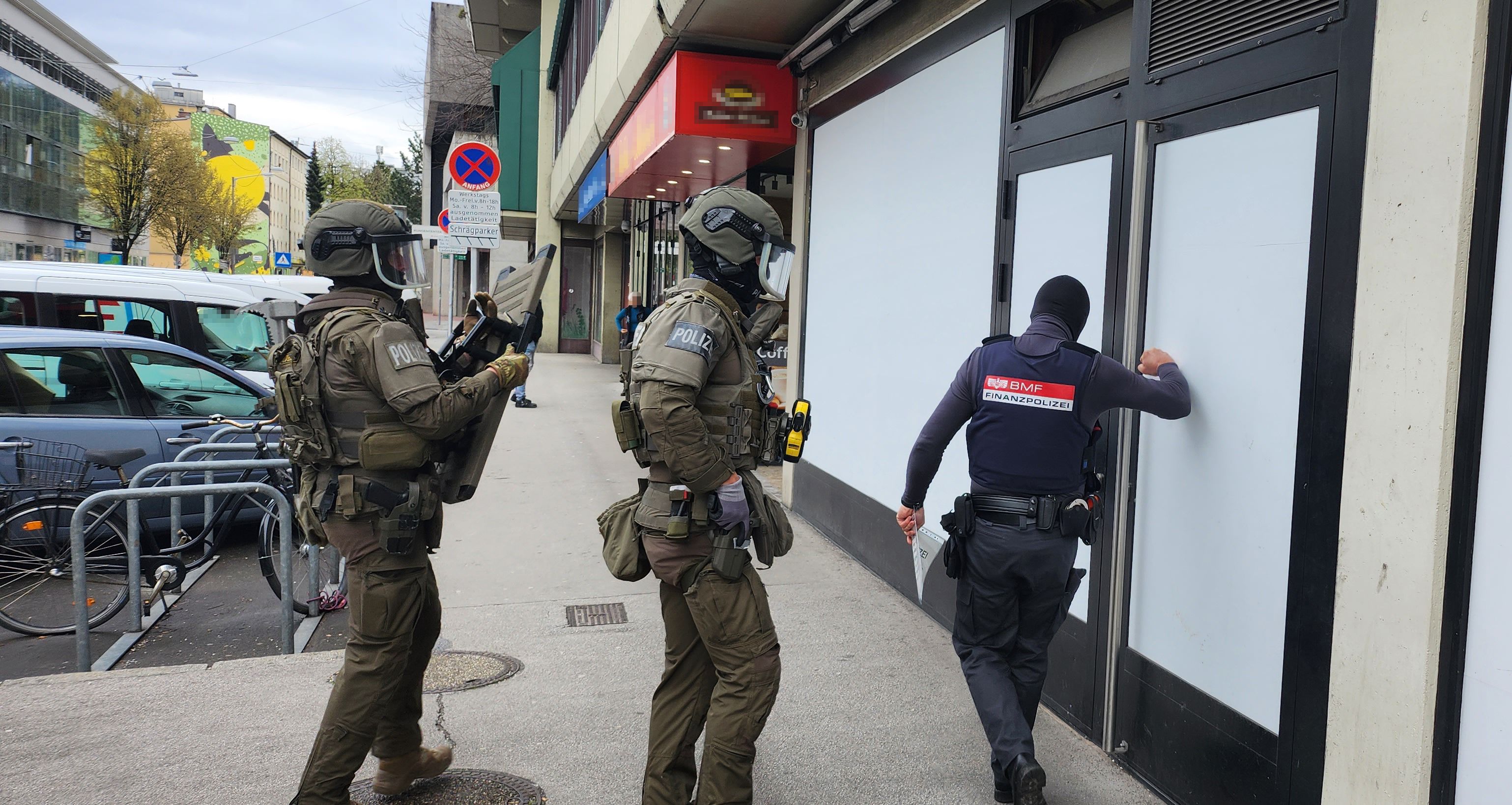 Das Einsatzkommando Cobra brach die Tür auf.