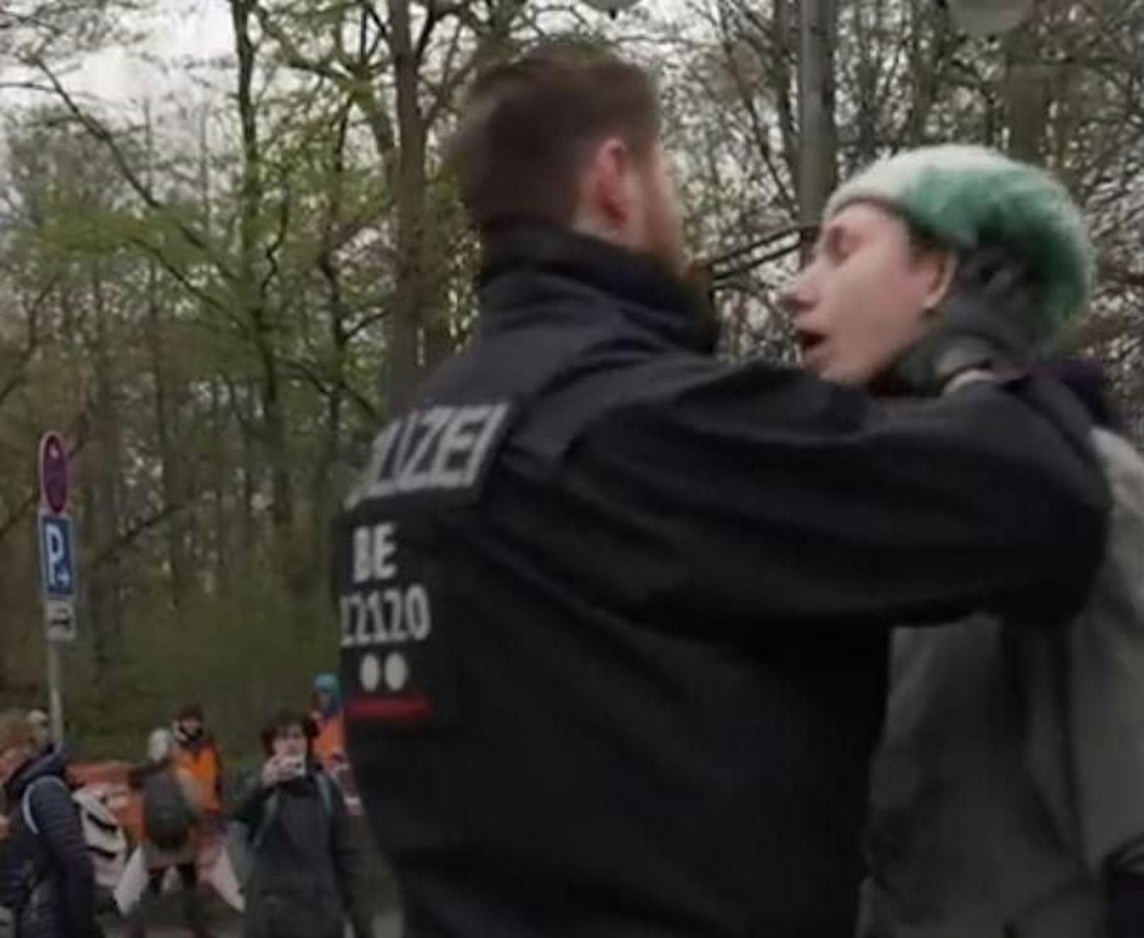 Aufnahmen eines Polizeieinsatzes bei der Klima-Demo von "Letzte Generation"-Aktivisten sorgen für Kritik. Ein Beamter hebt darin einen Mann an Kinn und Hals nach oben.