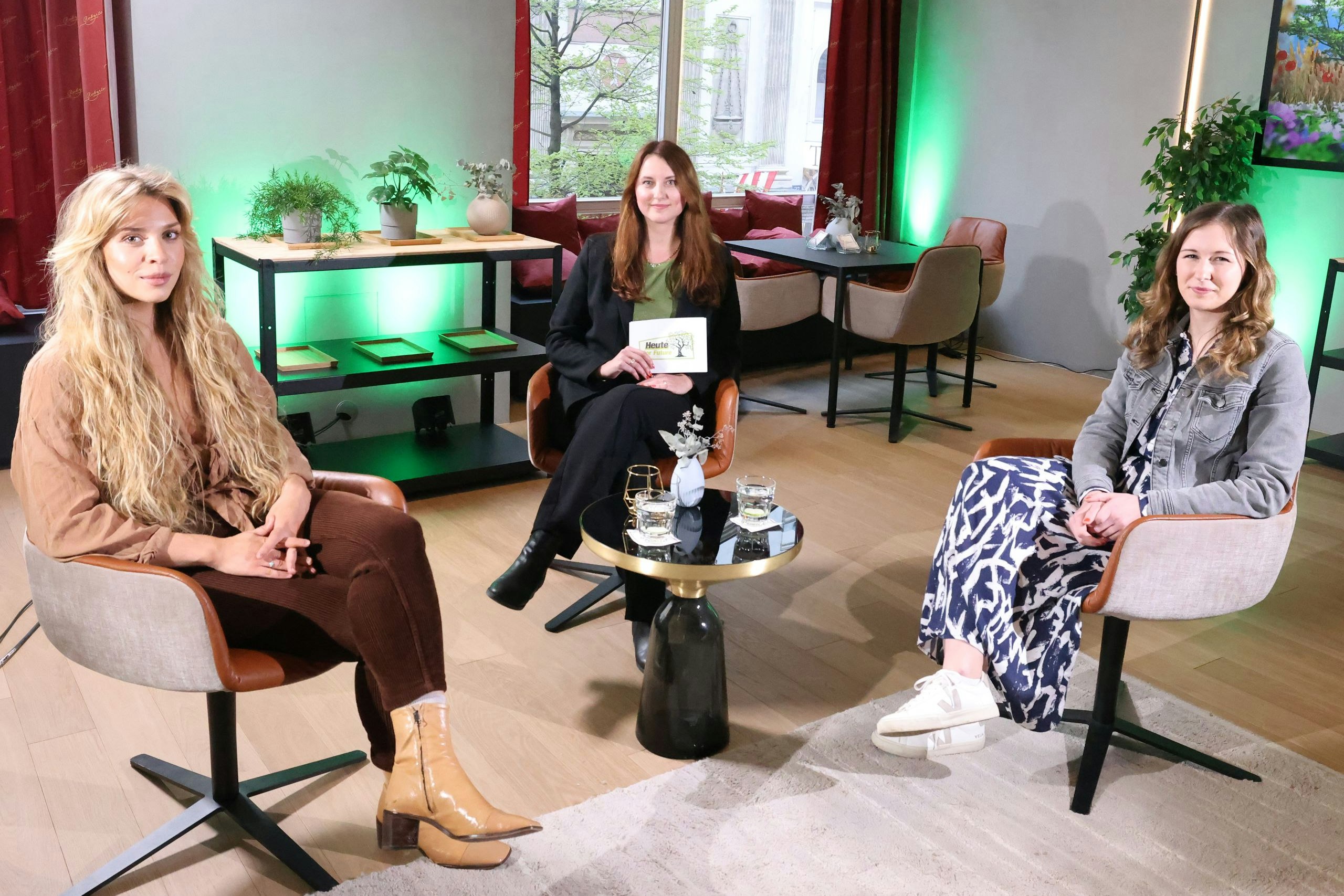 Anja Windl ("Letzte Generation") und Claudia Plakolm (ÖVP) im Studio bei Amra Durić (<em>"Heute"</em>).