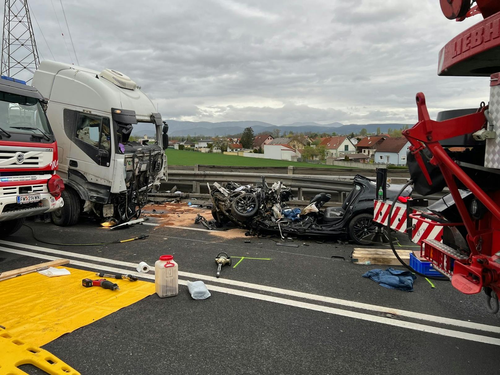 Unfalldrama auf der S4 in NÖ forderte zwei Todesopfer: Jetzt gibt es wieder Diskussionen um die doppelte Sperrlinie.