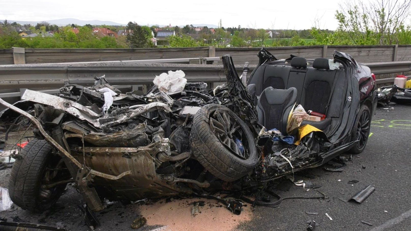 Crash auf der S4: Zwei Frauen starben im BMW-Wrack.