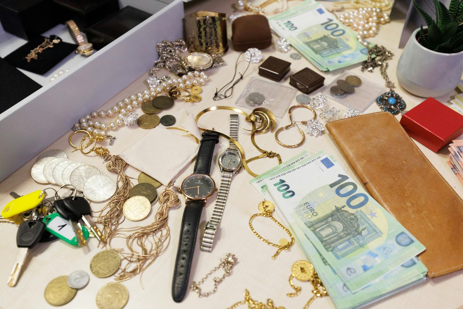 Millionen-Coup: Schließfächer wurden geräumt, Geld, Gold und Schmuck erbeutet.