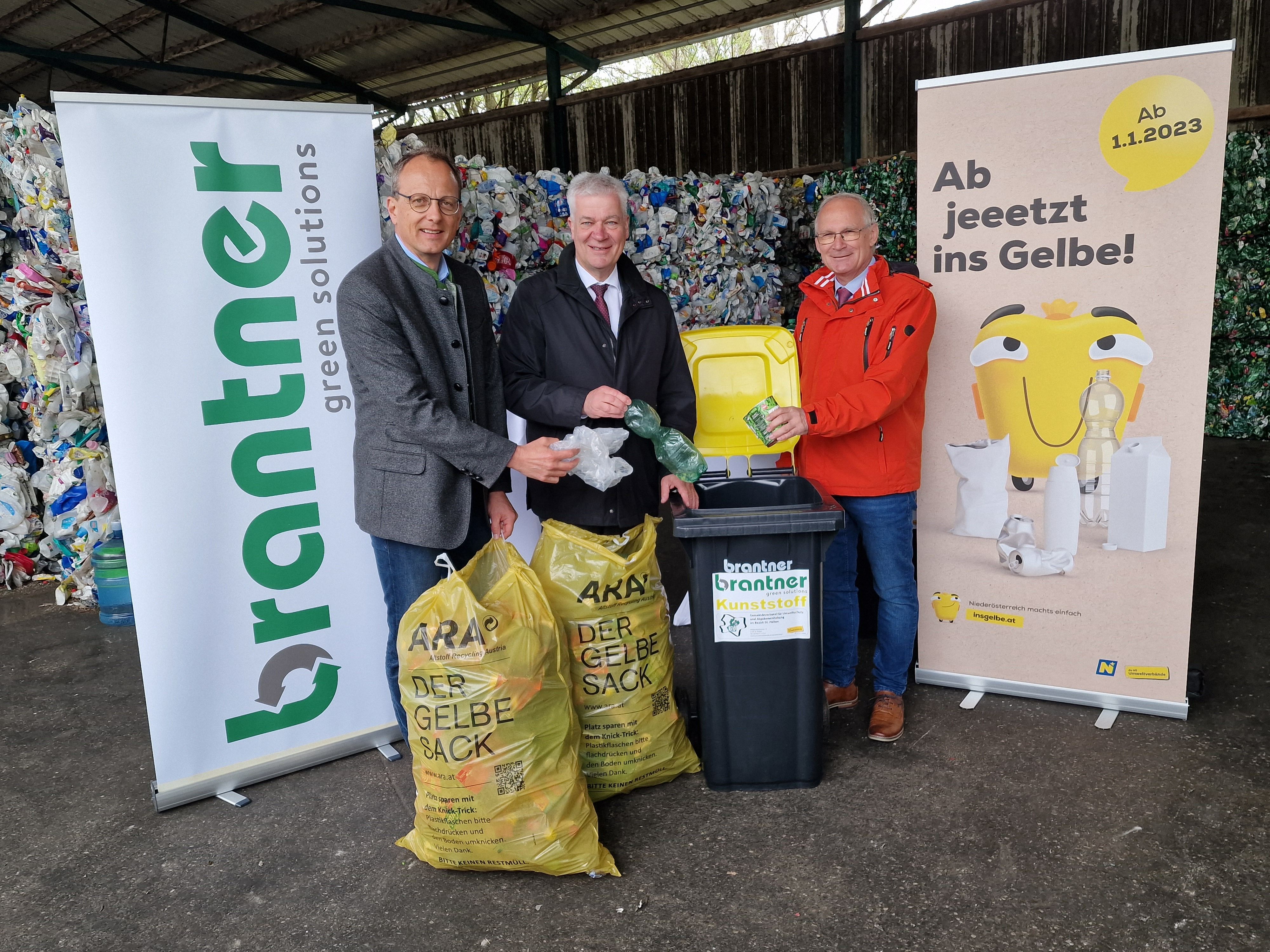 Mülltrennung mit Gelber Tonne bzw. Gelbem Sack: Stefan Tollinger, Anton Kasser und Roman Stachelberger (v.l.) informierten. 