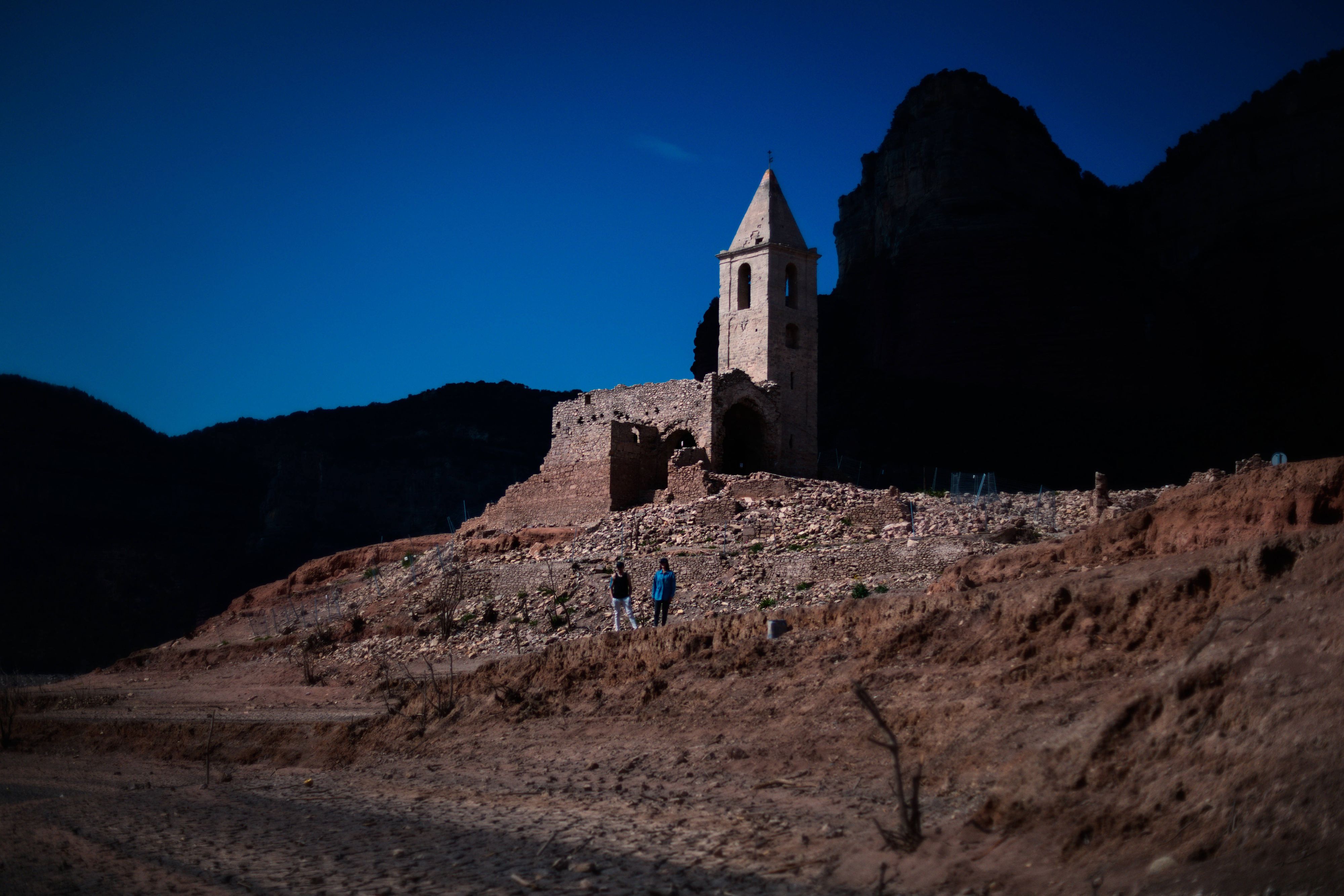 Sollte eigentlich Großteils unter Wasser stehen: die alte Kirche von Sant Romà de Sau nördlich von Barcelona.