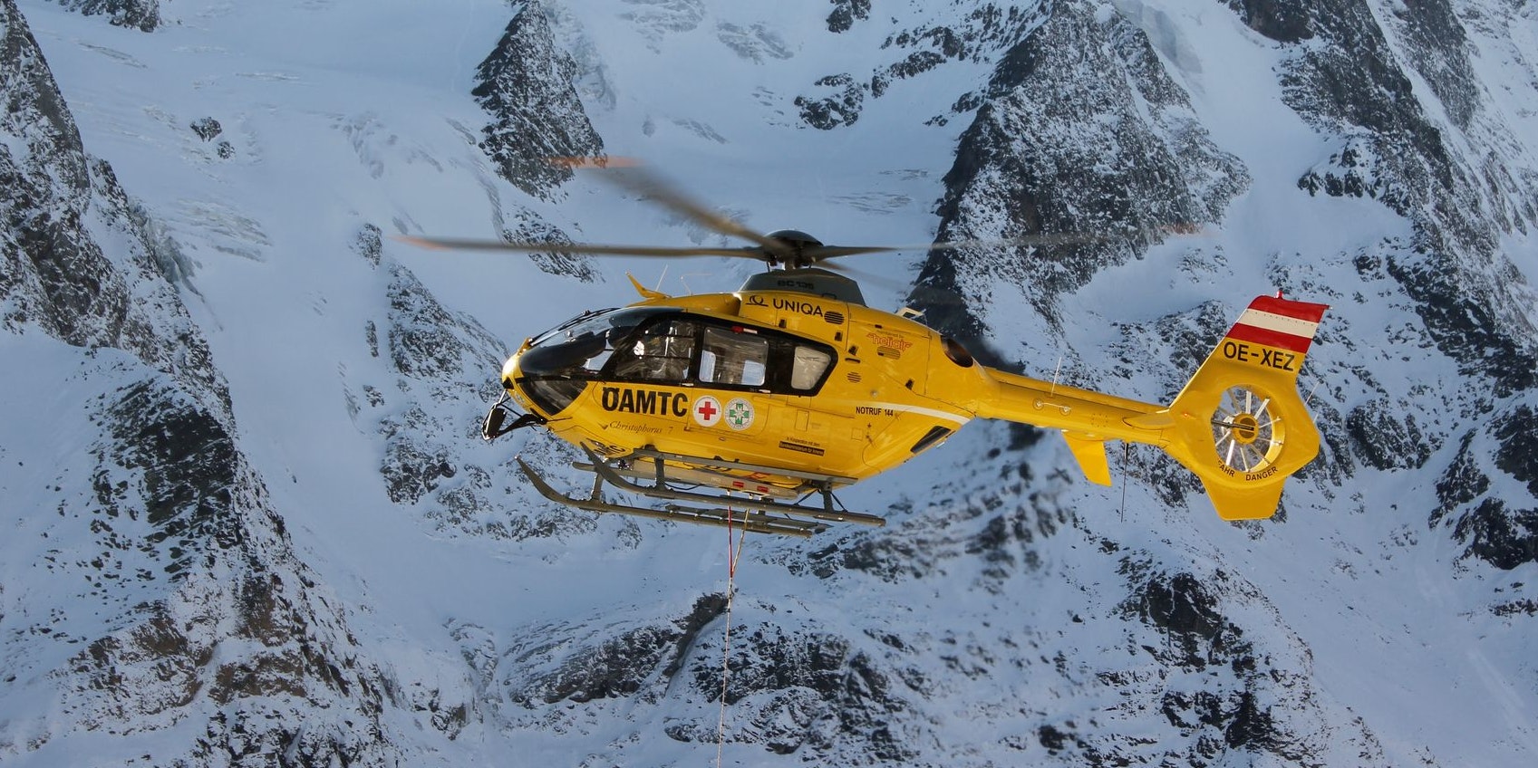 Eine Schwerverletzte musste mit dem Rettungshubschrauber ins Krankenhaus. (Symbolbild)