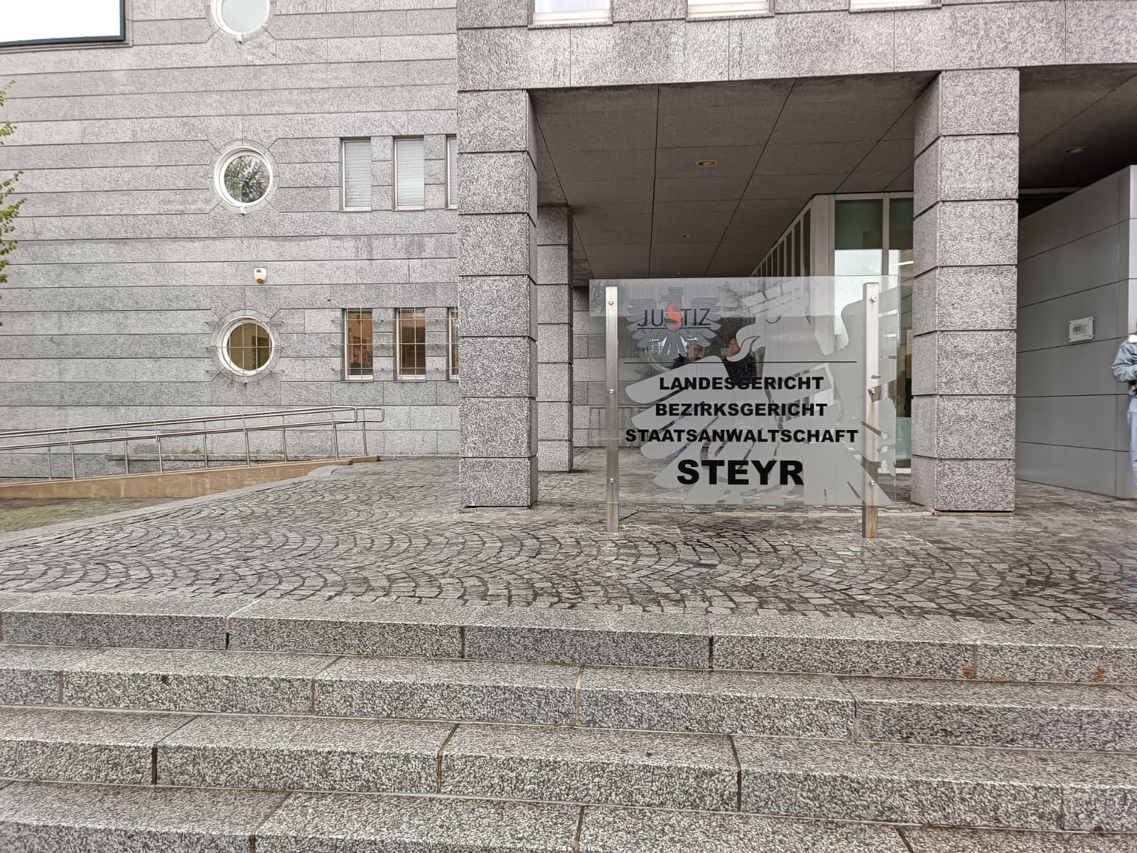 Die Escortdame musste qualvoll sterben. Heute und am Mittwoch steht ein 35-Jähriger deshalb in Steyr vor Gericht.